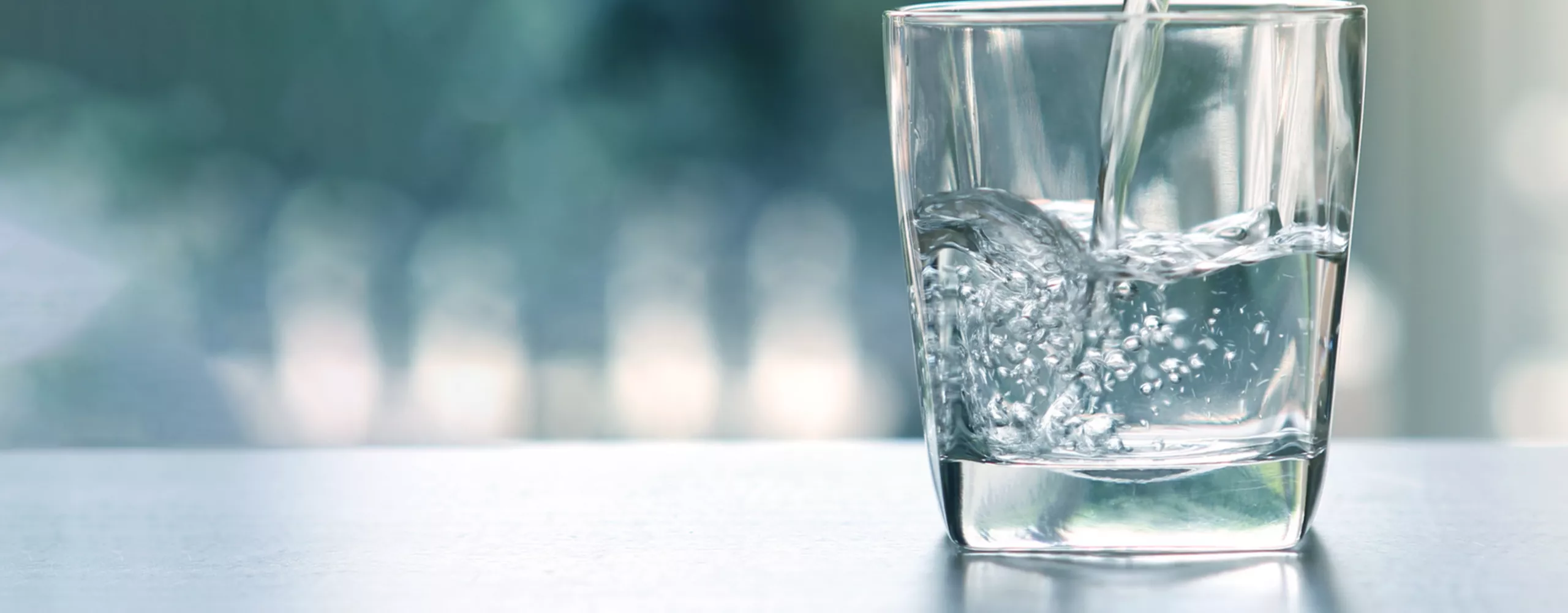 Wasser wird in ein Glas gefüllt