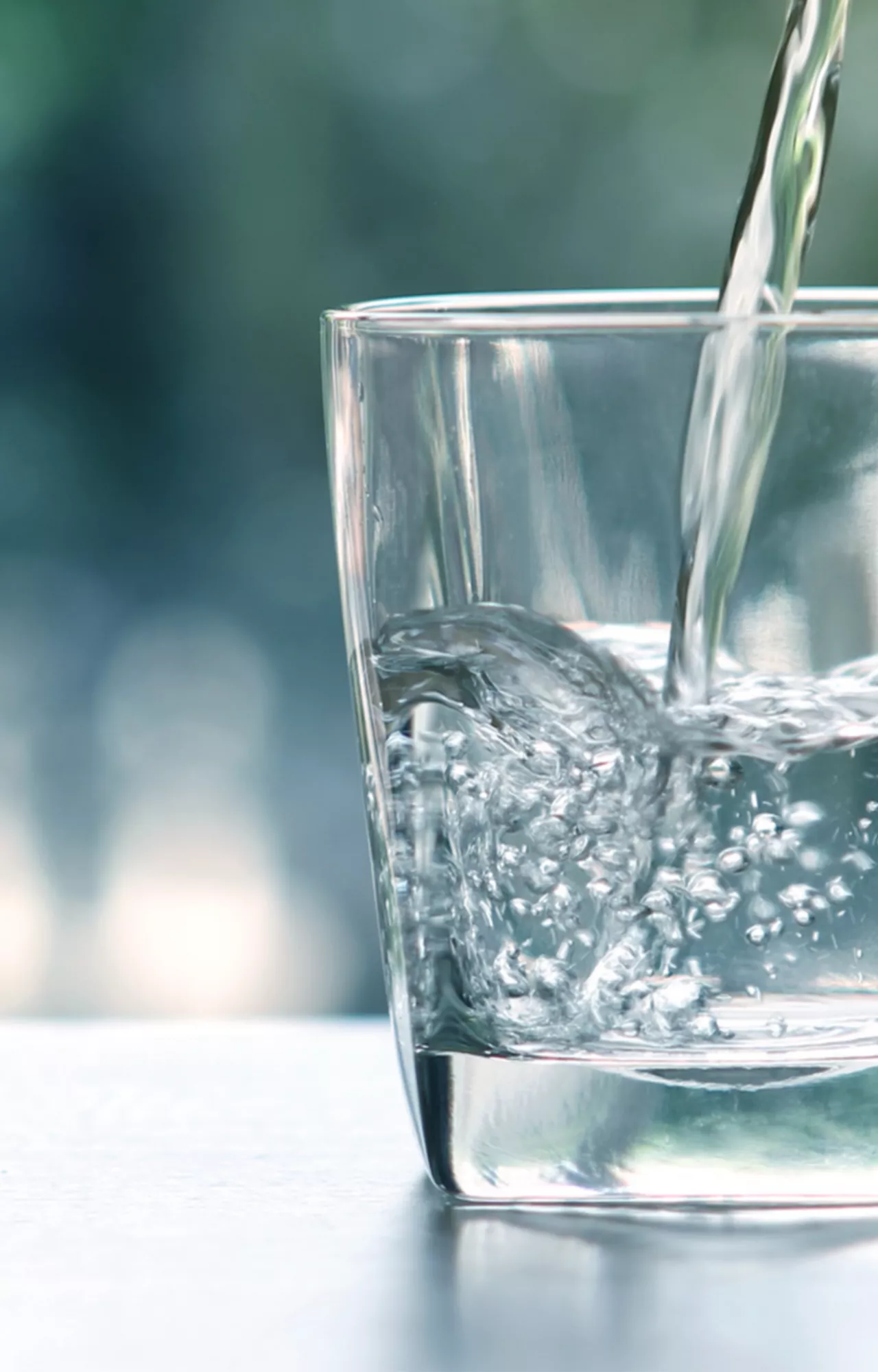 Wasser wird in ein Glas gefüllt