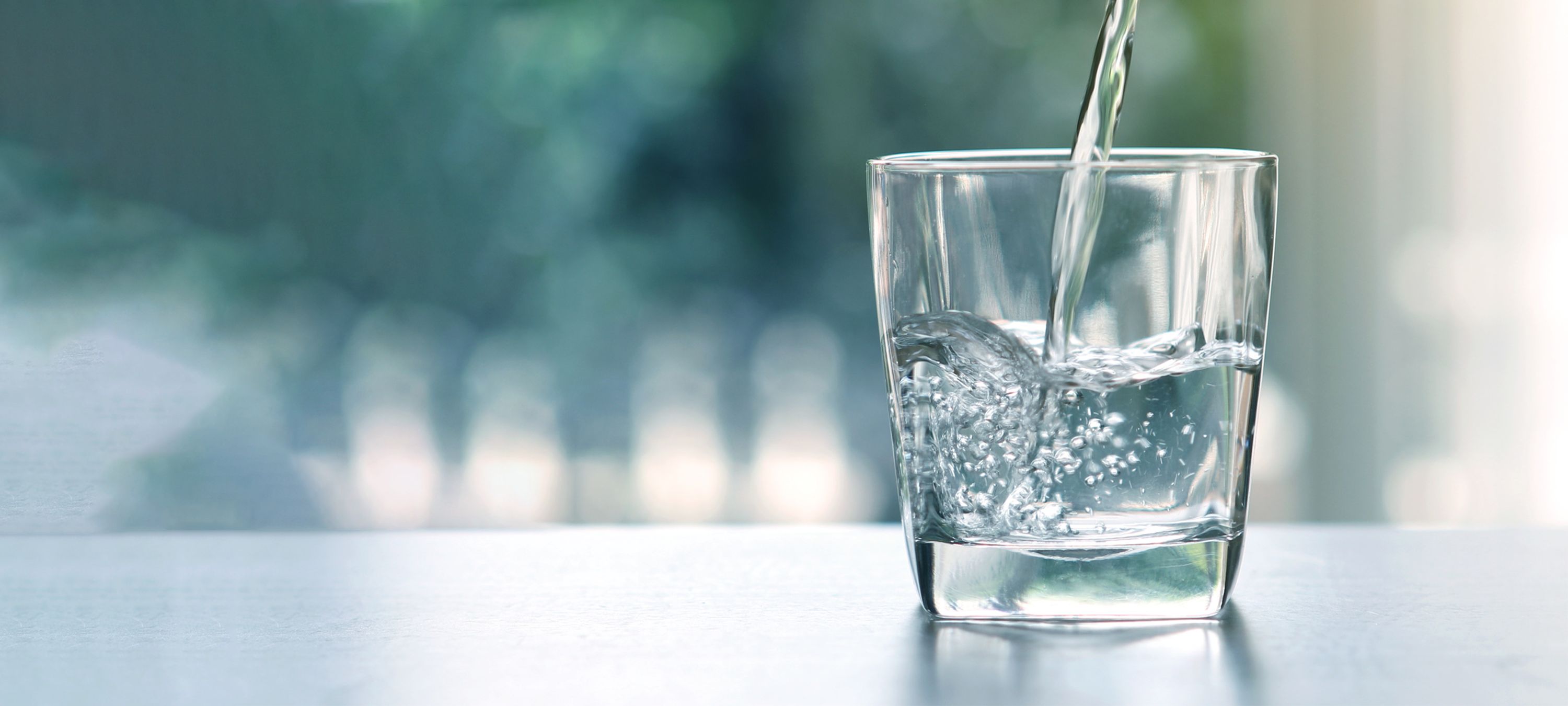 Wasser wird in ein Glas gefüllt