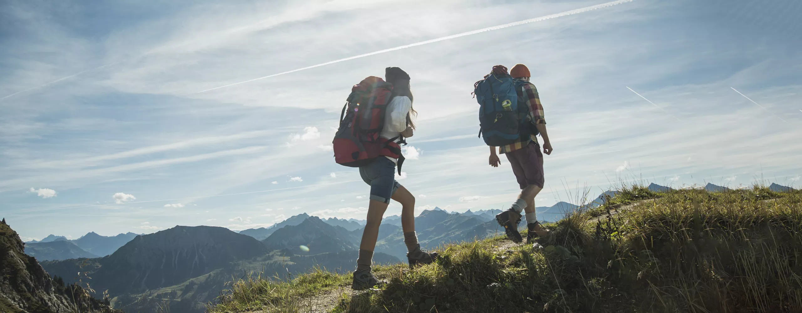 Zwei Personen wandern in den Bergen