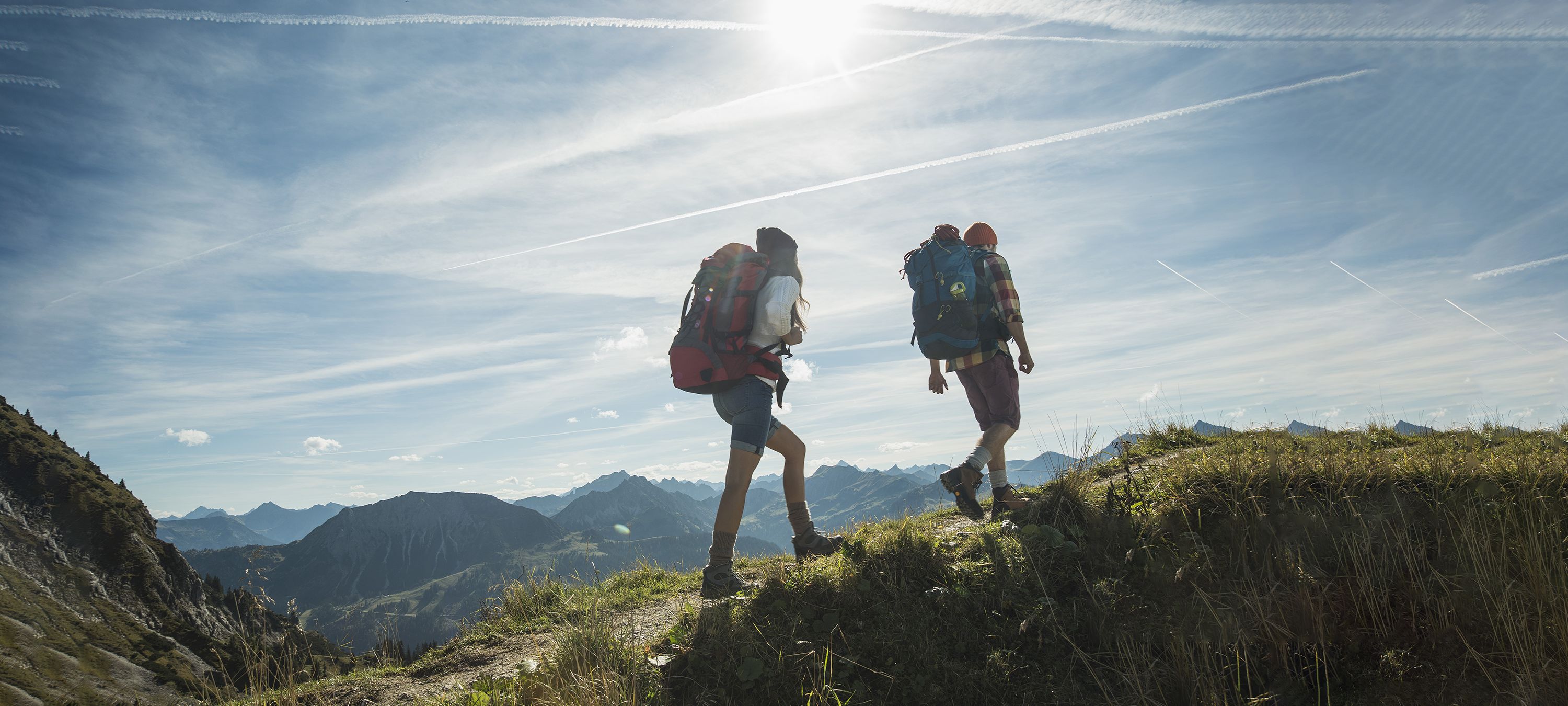 Zwei Personen wandern in den Bergen