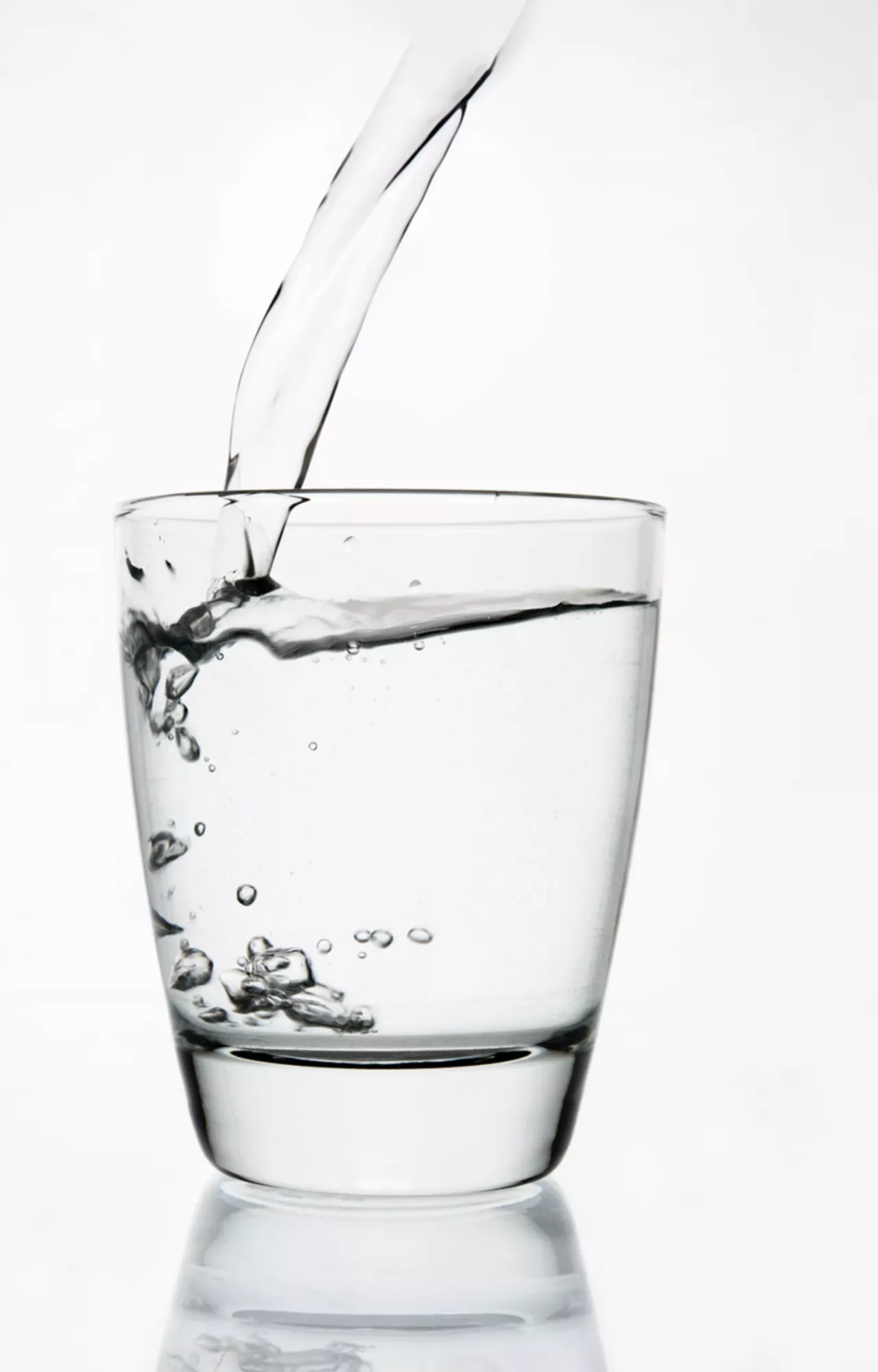 Wasser wird in ein Glas gefüllt