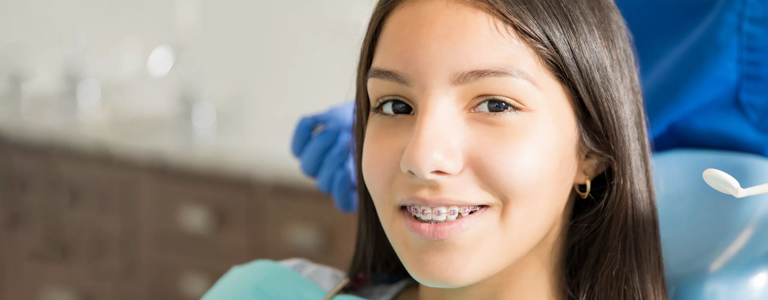 Mädchen mit Zahnspange