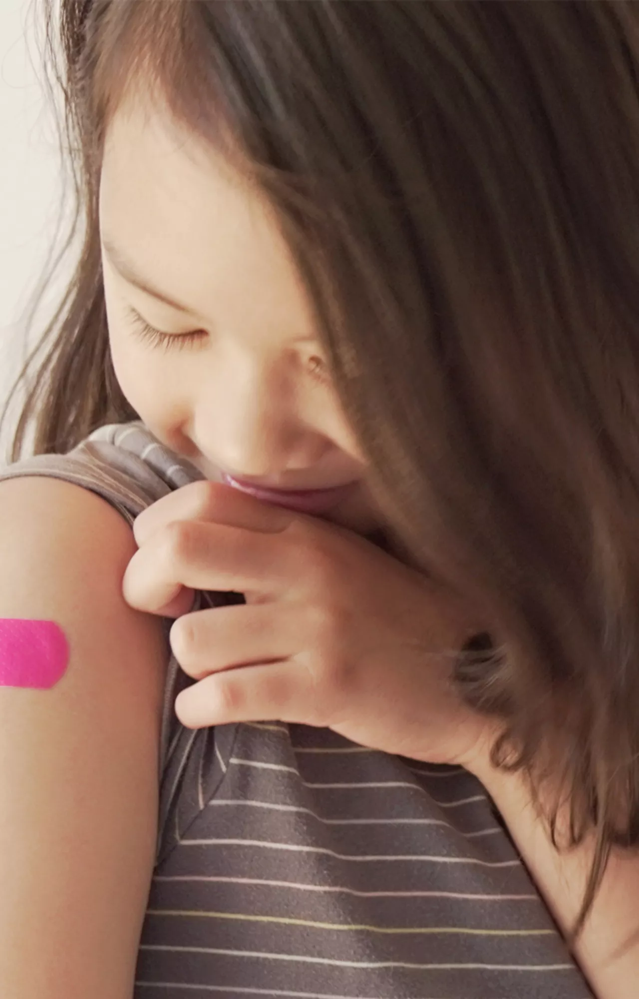 Kind mit Pflaster auf dem Arm