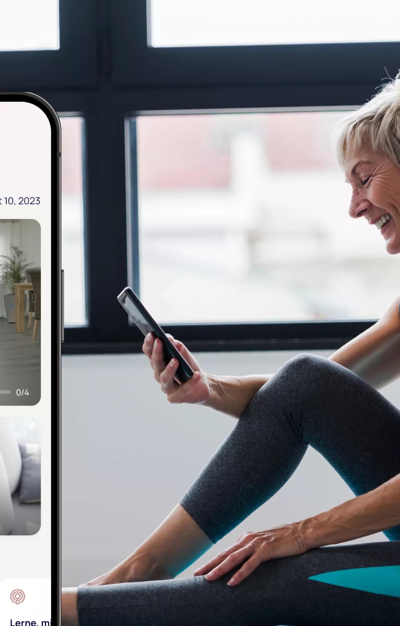 Frau in Sportkleidung nutzt die medicalmotion-App.