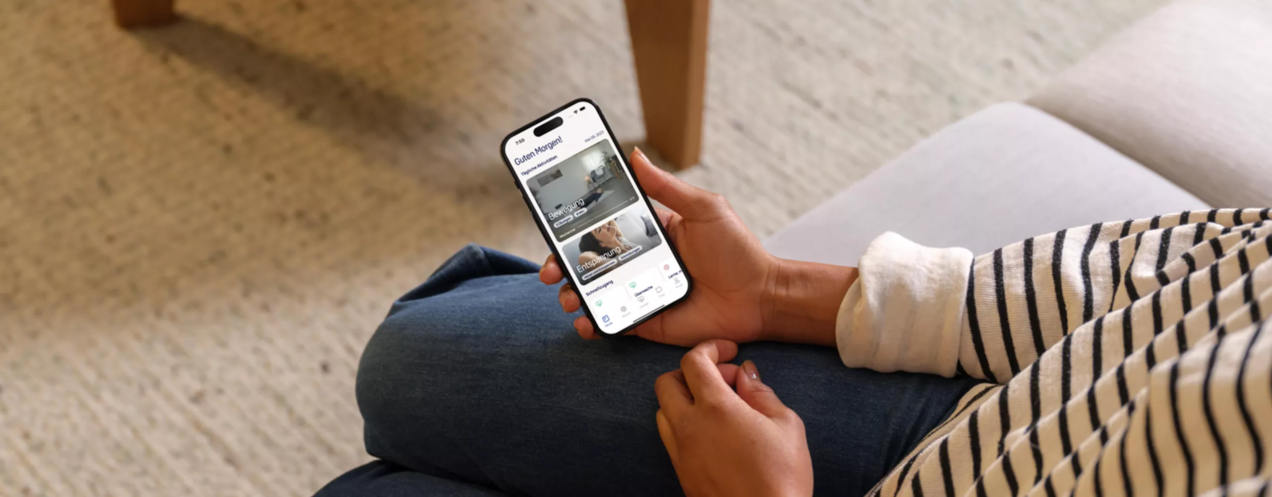 Frau nutzt die medicalmotion-App.