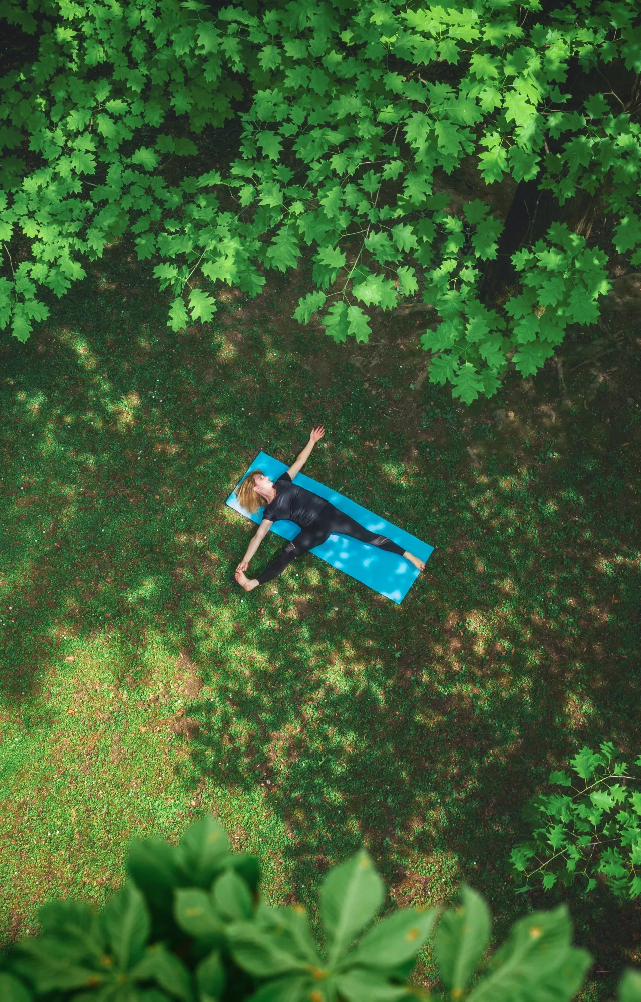 Frau auf Yoga-Matte aus Vogelperspektive 