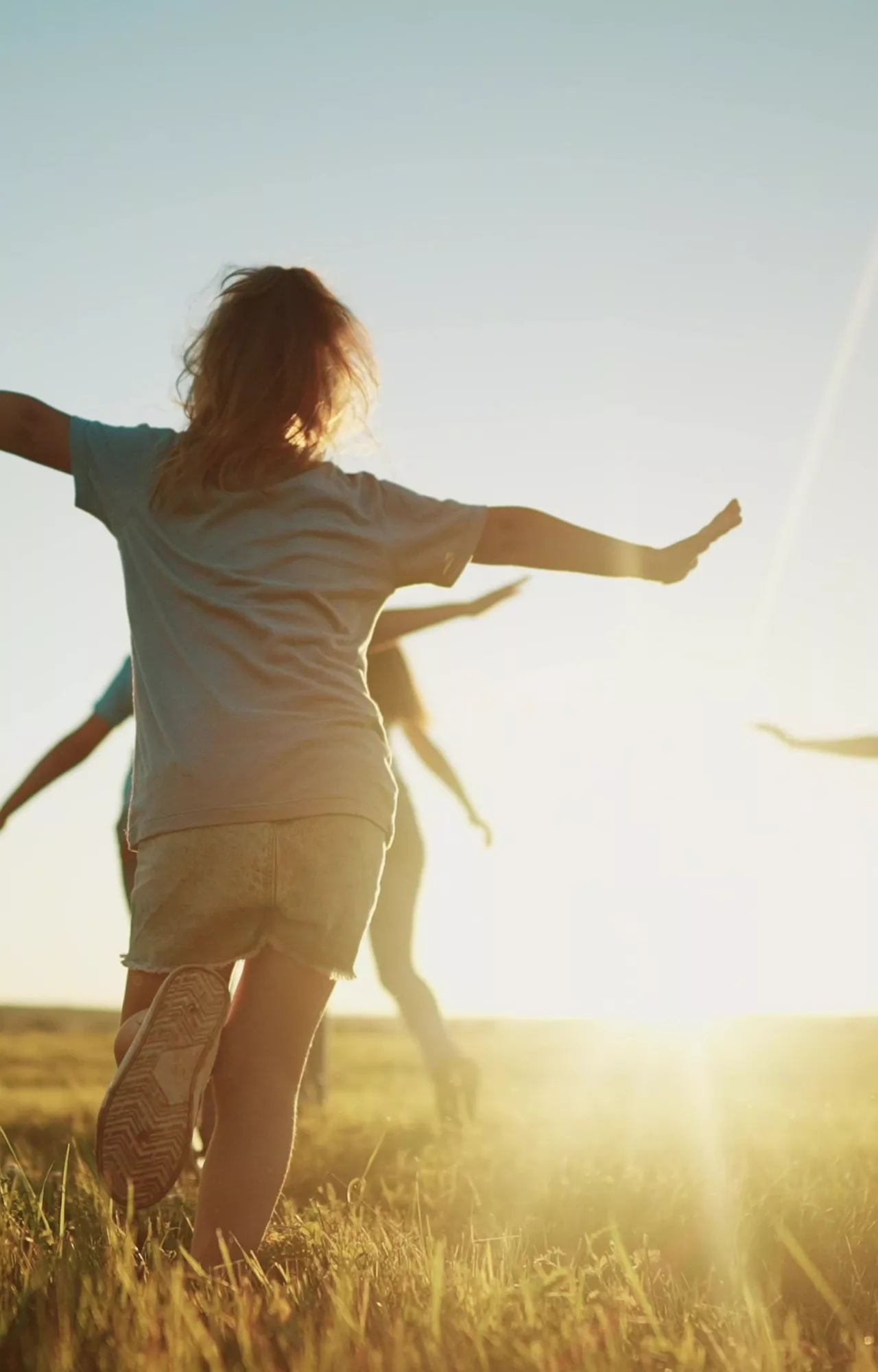 Familie spielt in einem Feld