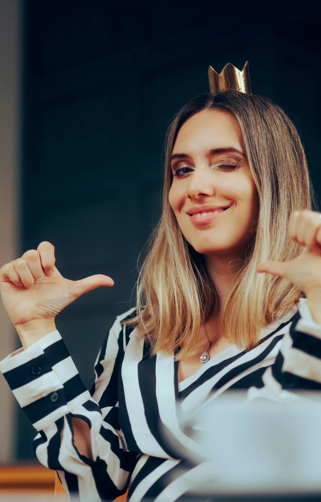 Frau zeigt auf sich selbst