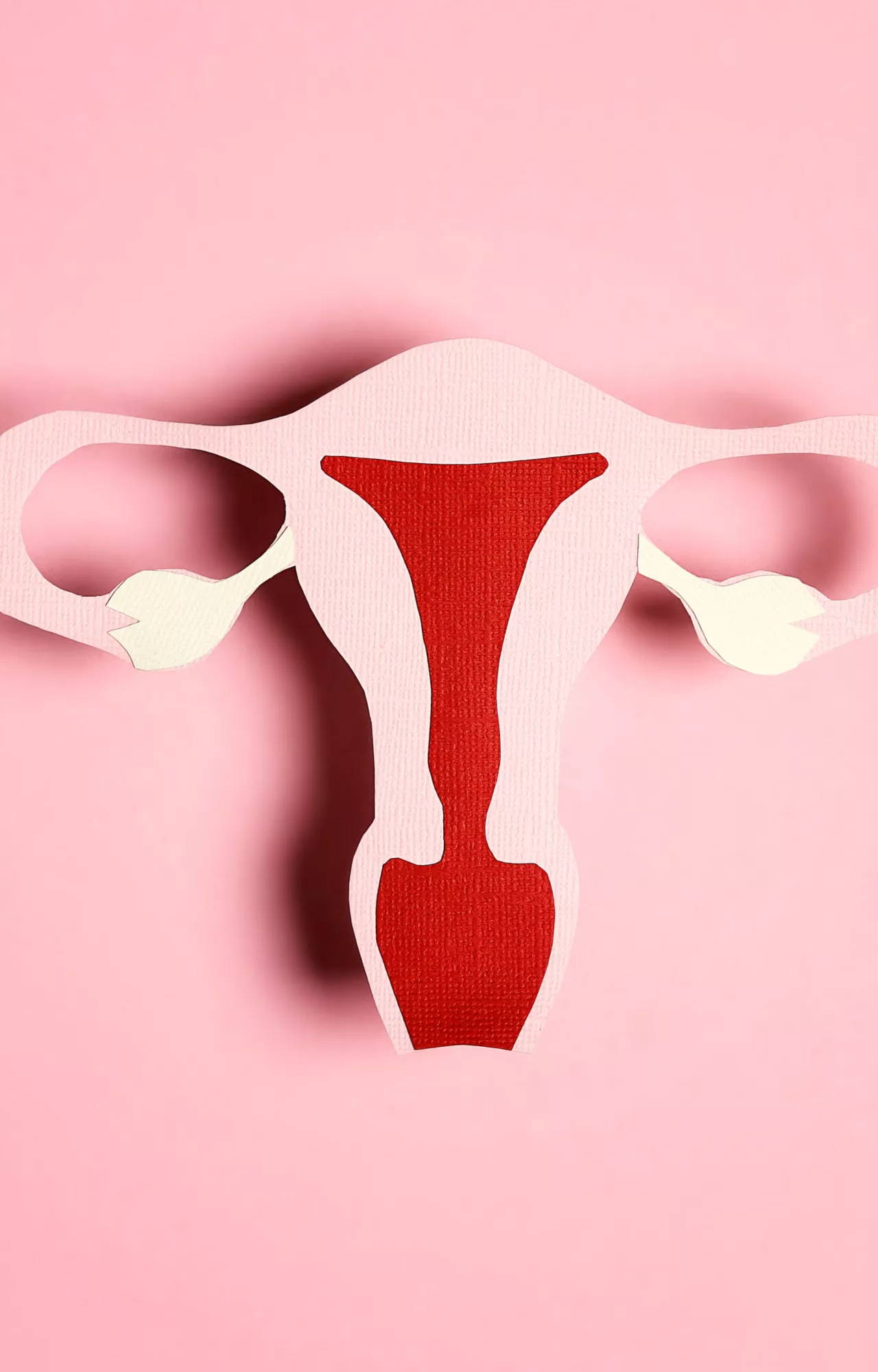 Frau zeigt ein Herz mit den Händen