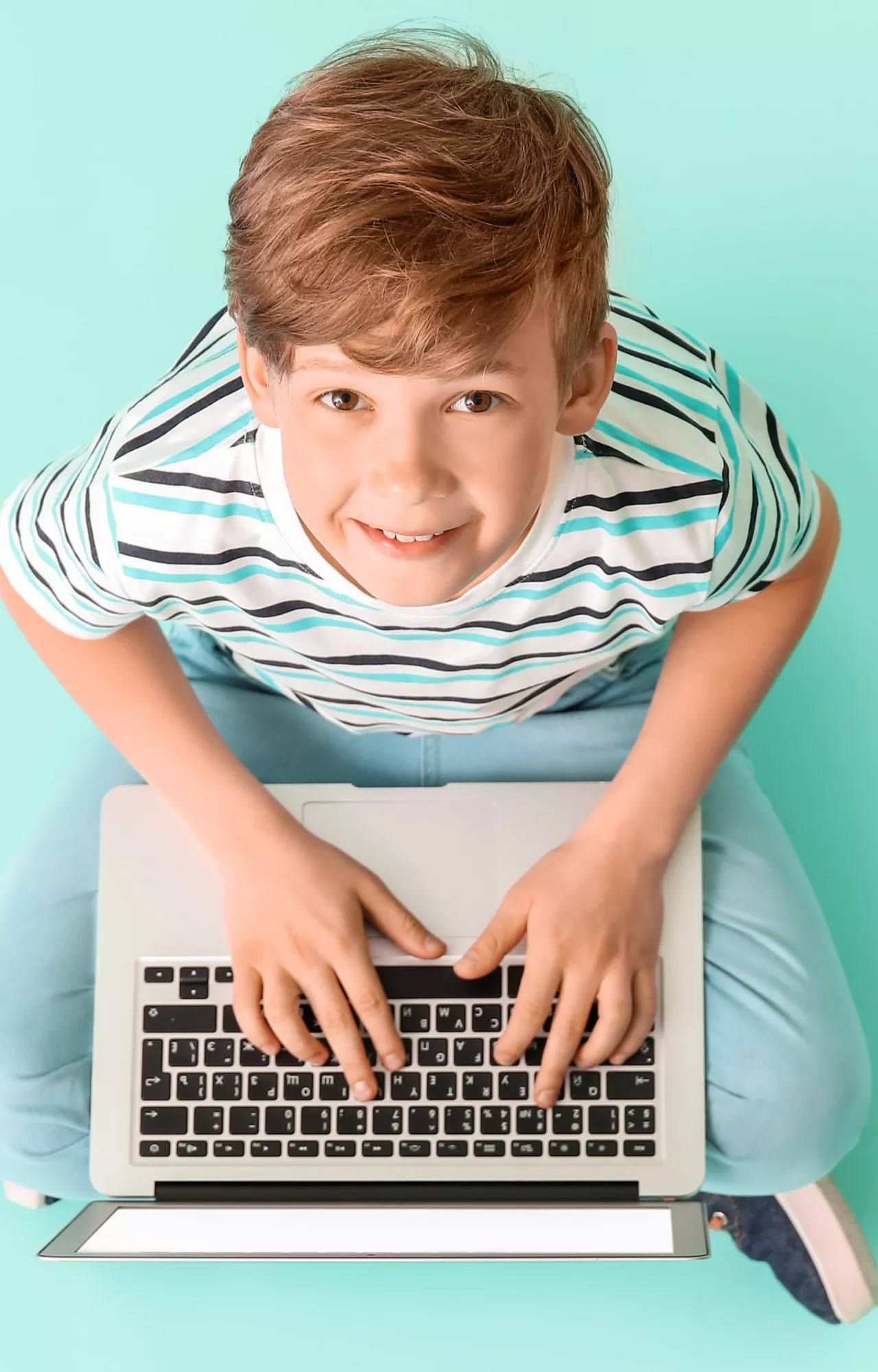 Kind sitzt vor dem Laptop