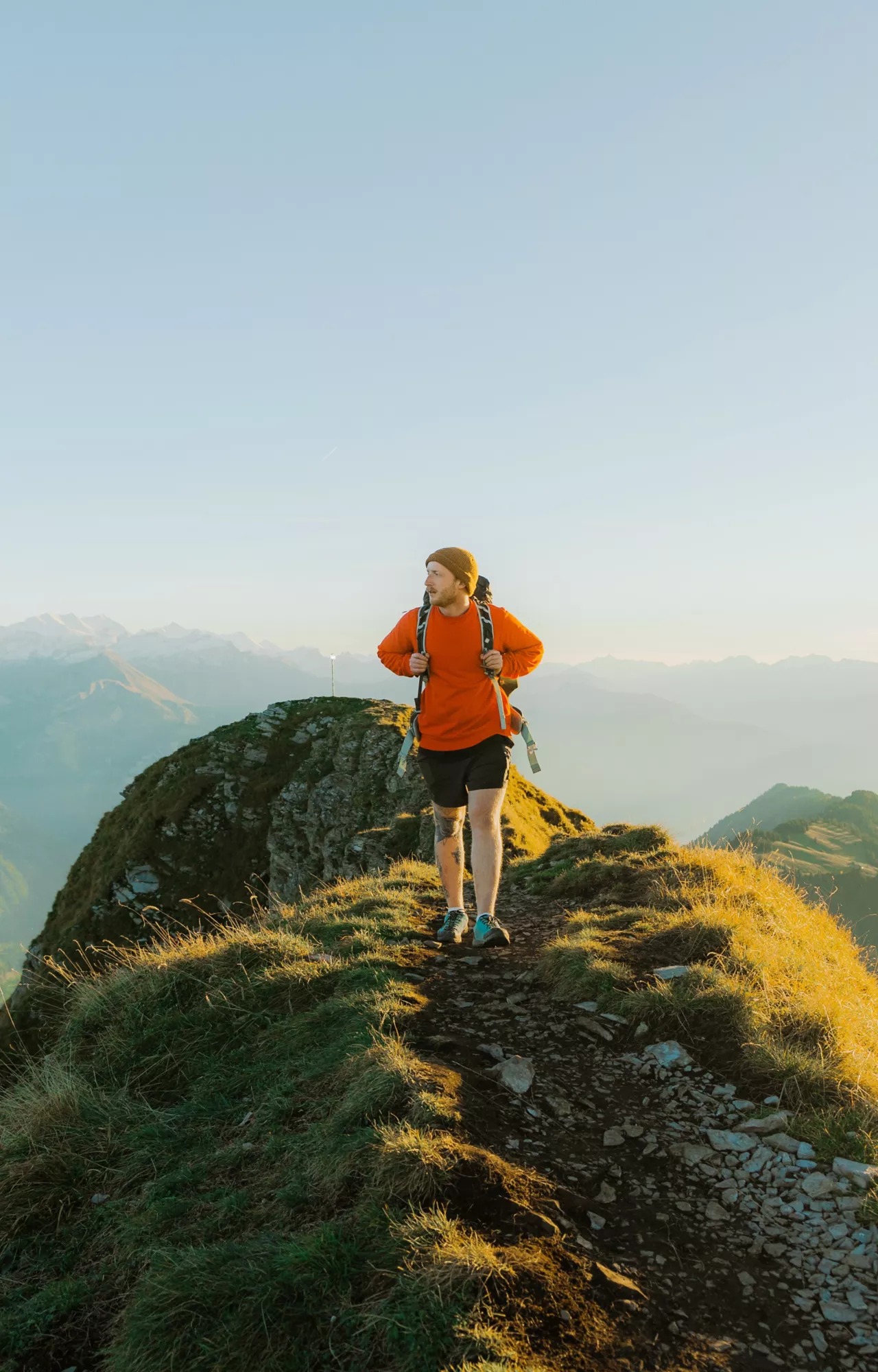 Mann auf Berggipfel
