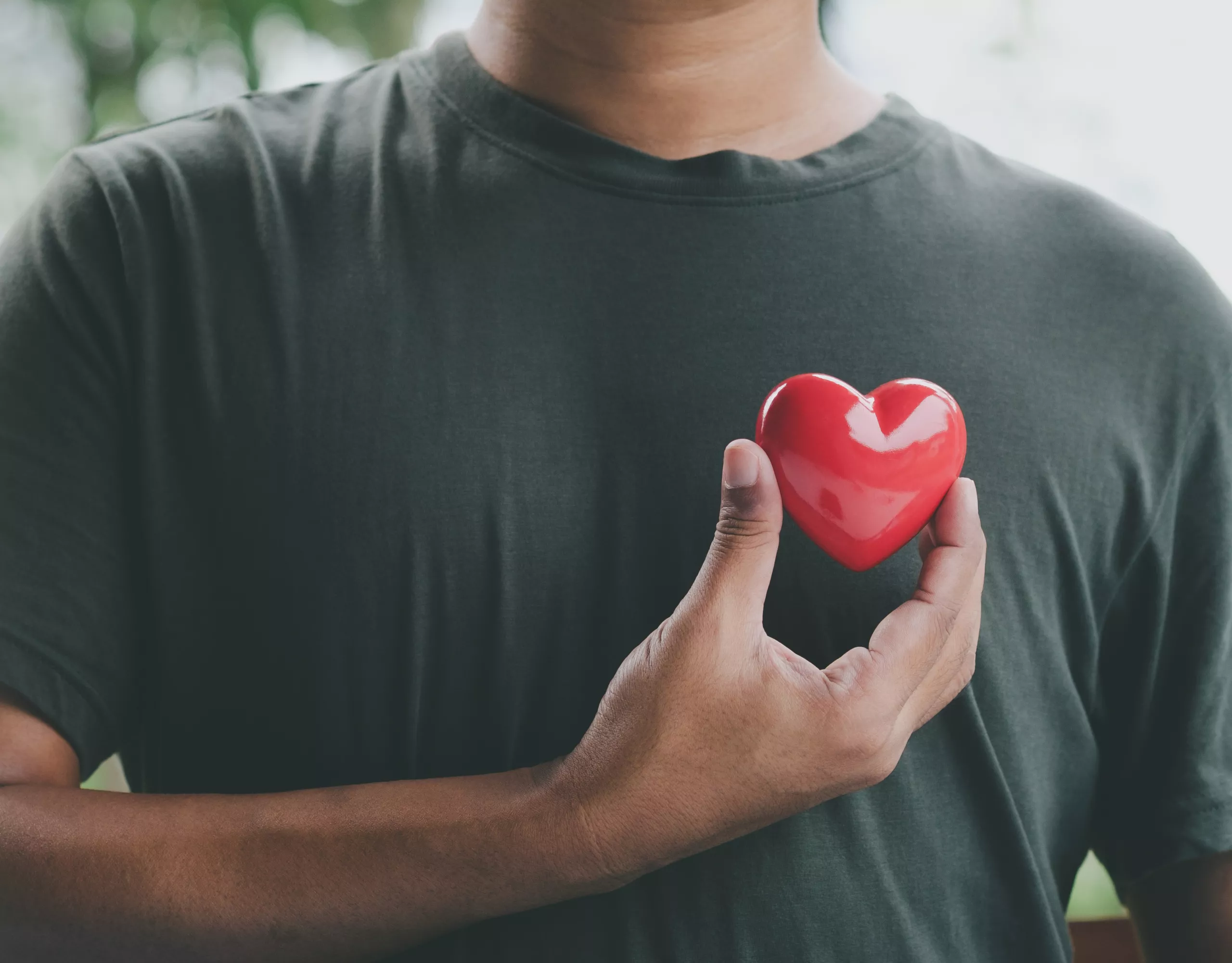 Familie spielt zusammen Fußball auf einer Wiese