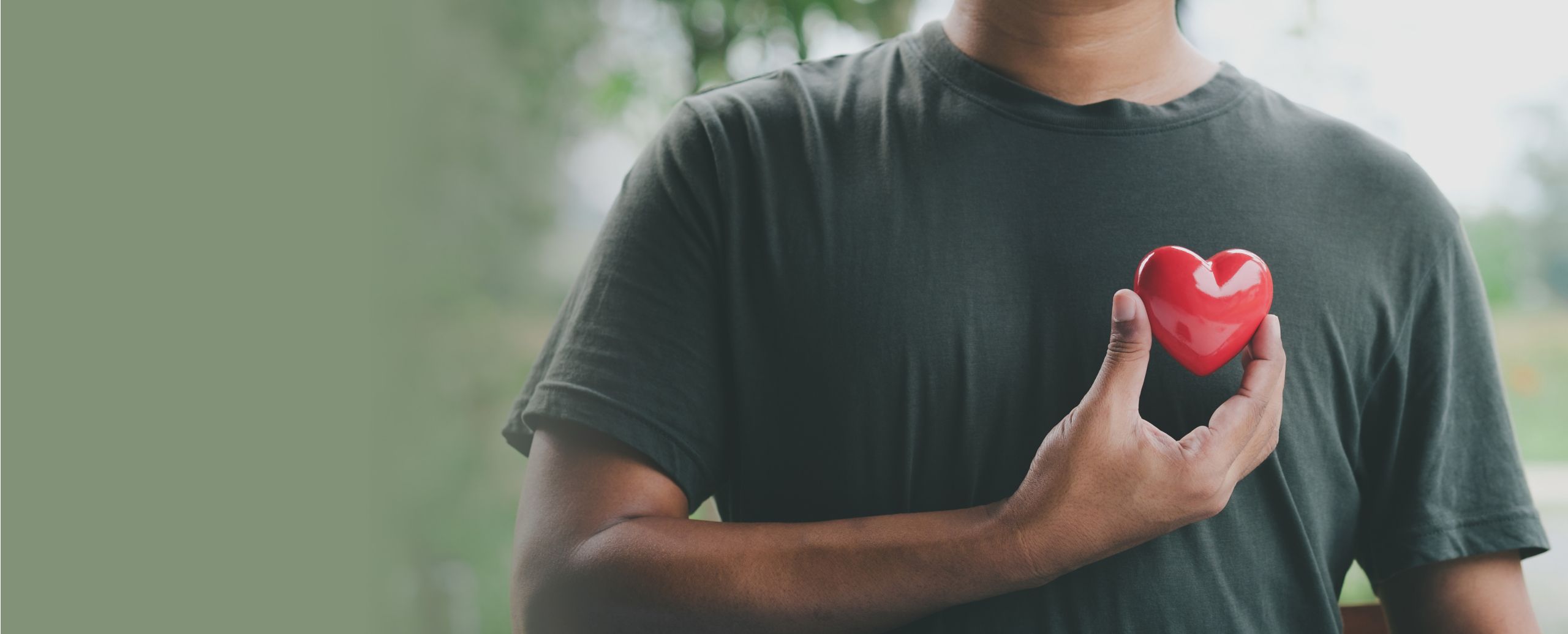 Familie spielt zusammen Fußball auf einer Wiese