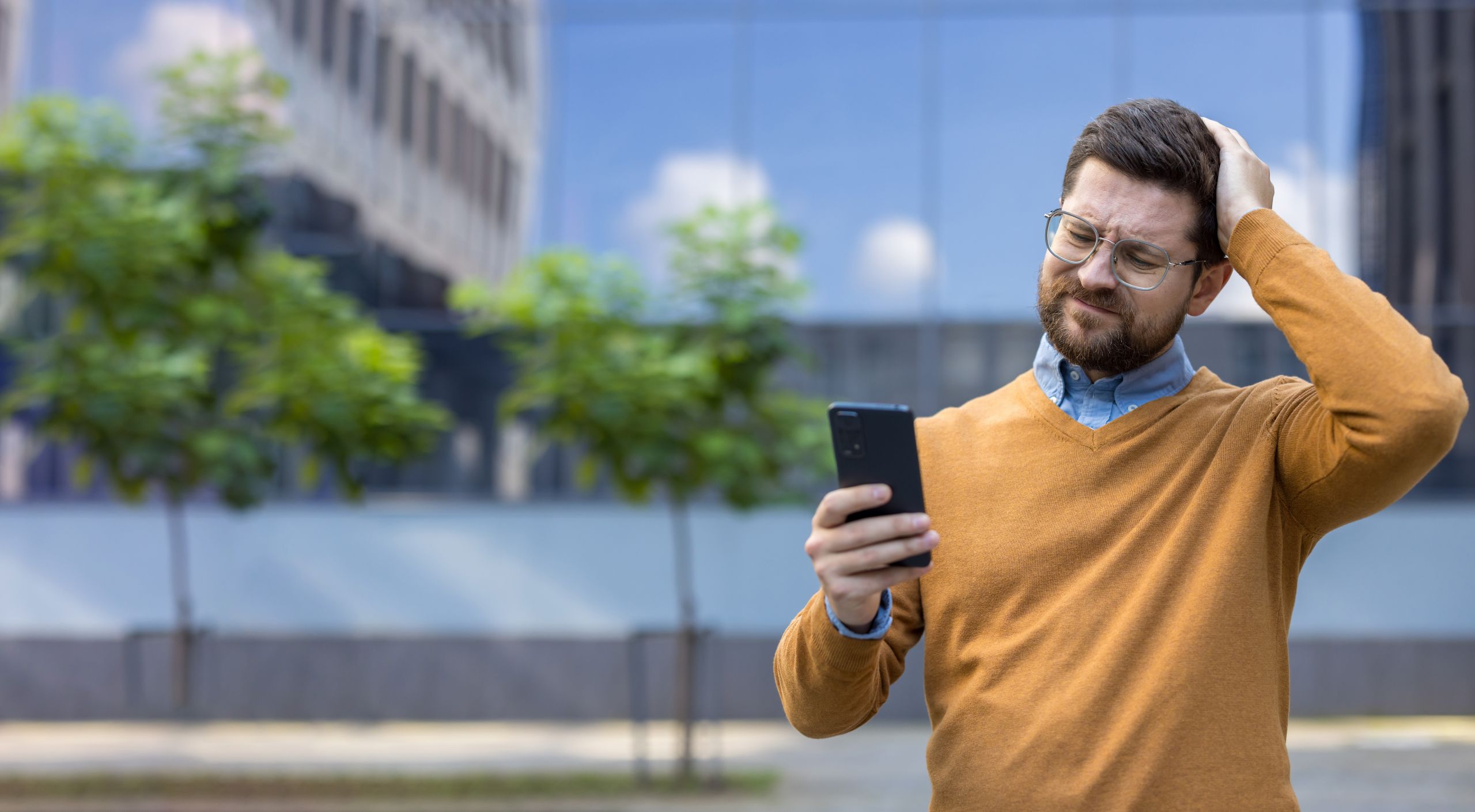 Familie spielt Fußball auf der Wiese