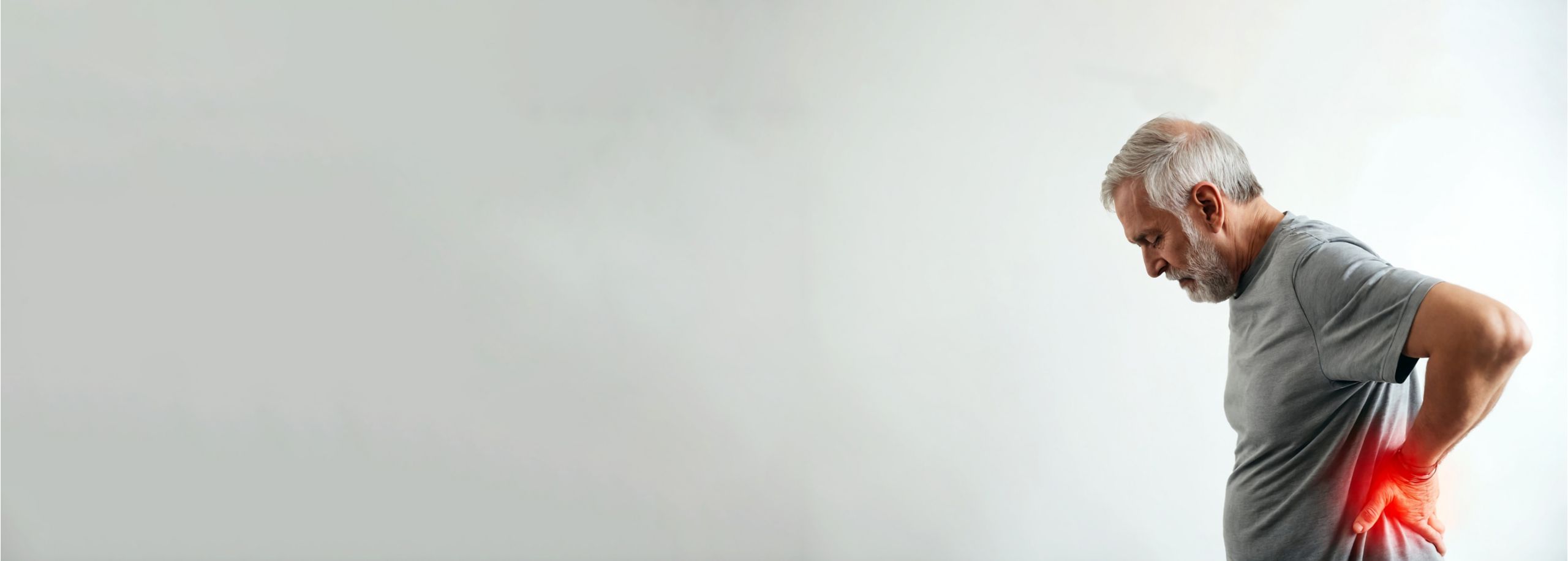 Mann hält sich Herz an die Brust