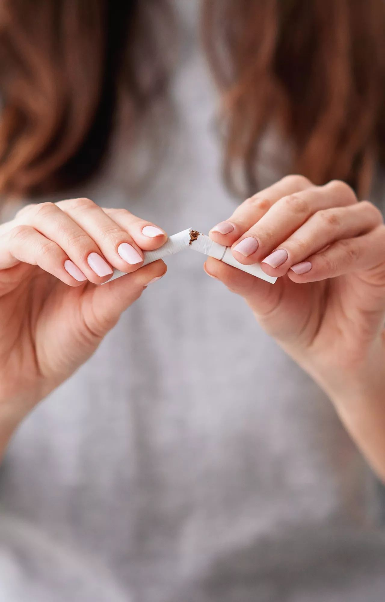 Frau bricht Zigarette