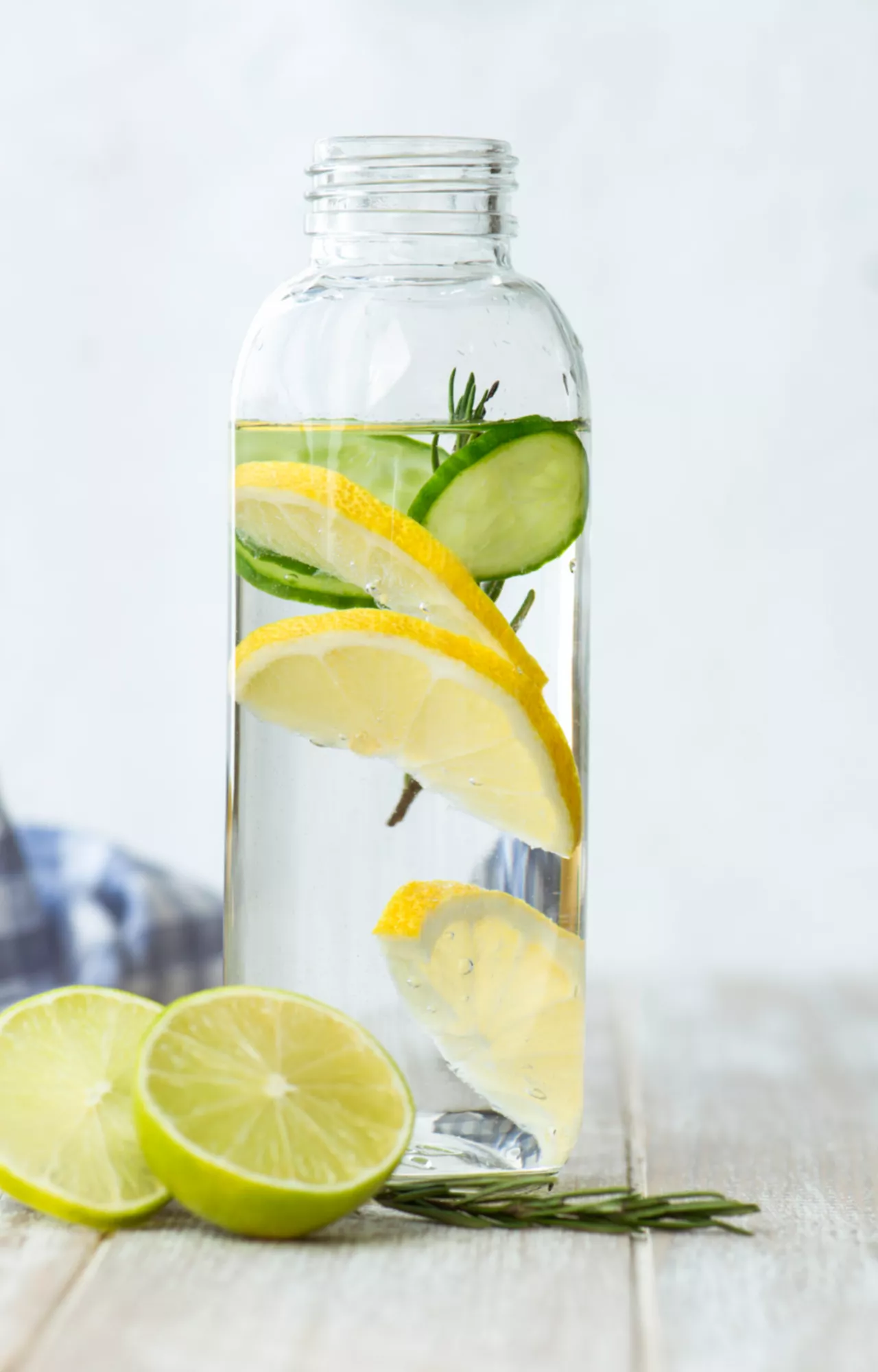 Wasser mit Zitrone