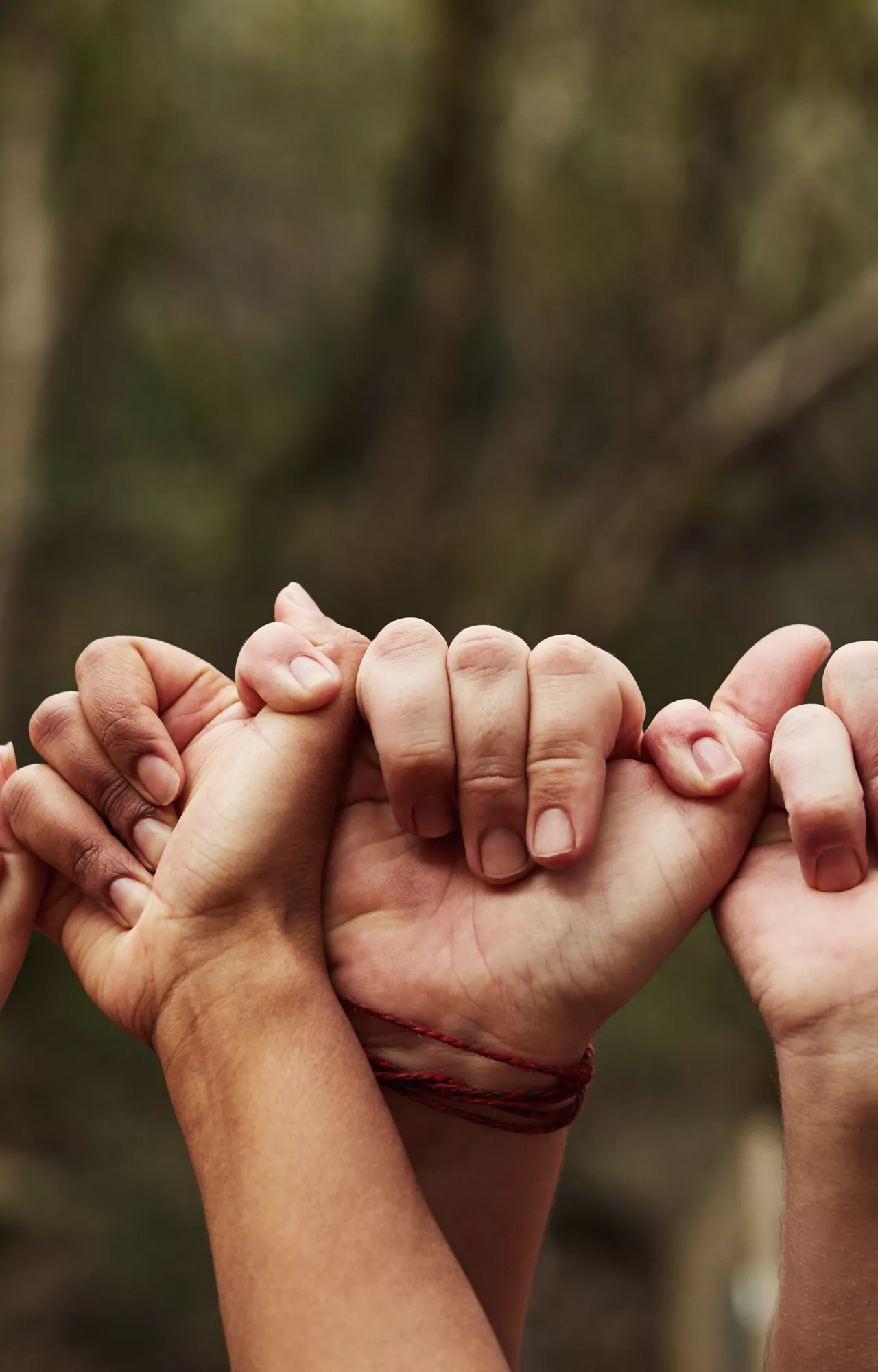 Hände die sich aneinander festhalten
