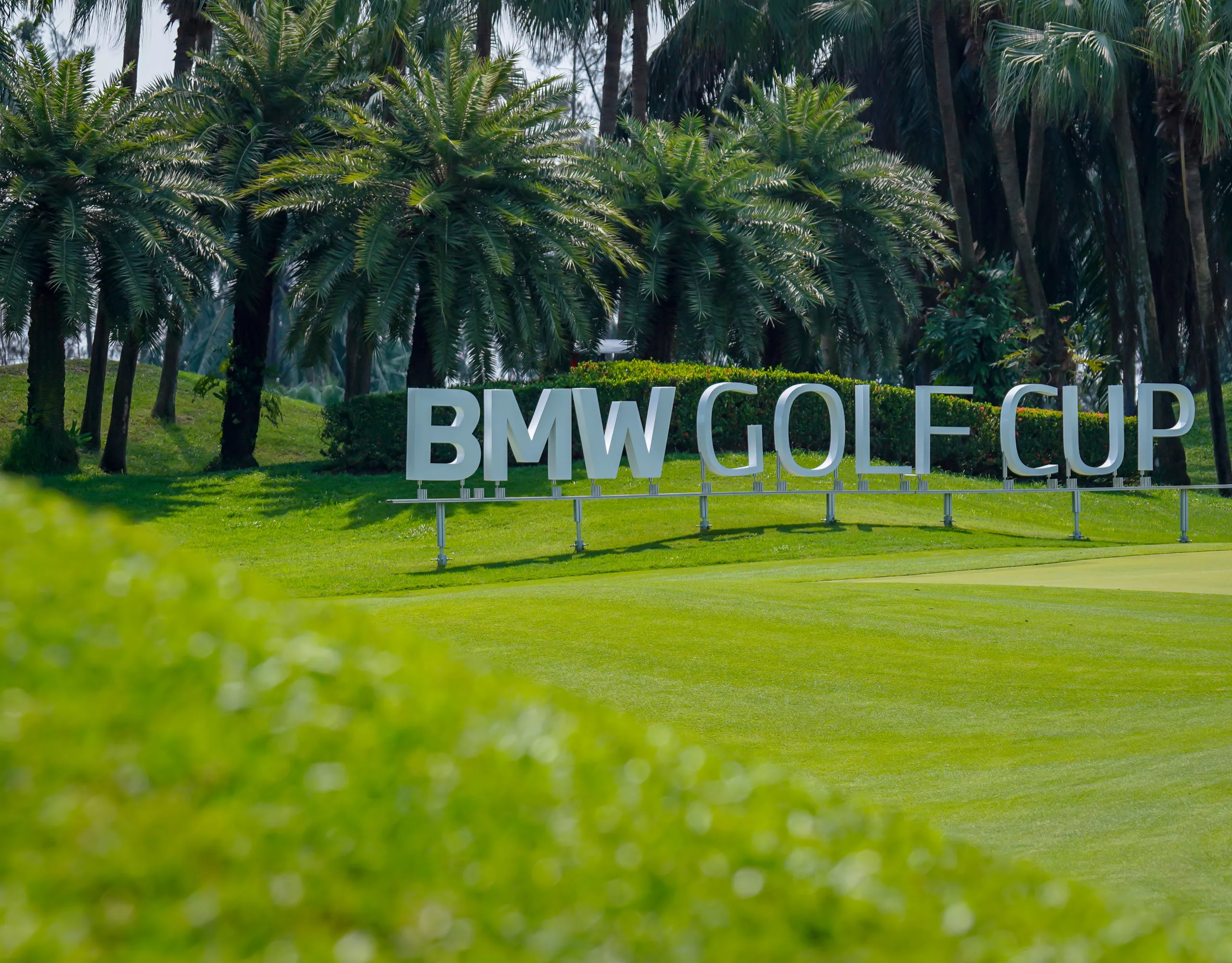 Zwei Golfspieler beim Abschlag