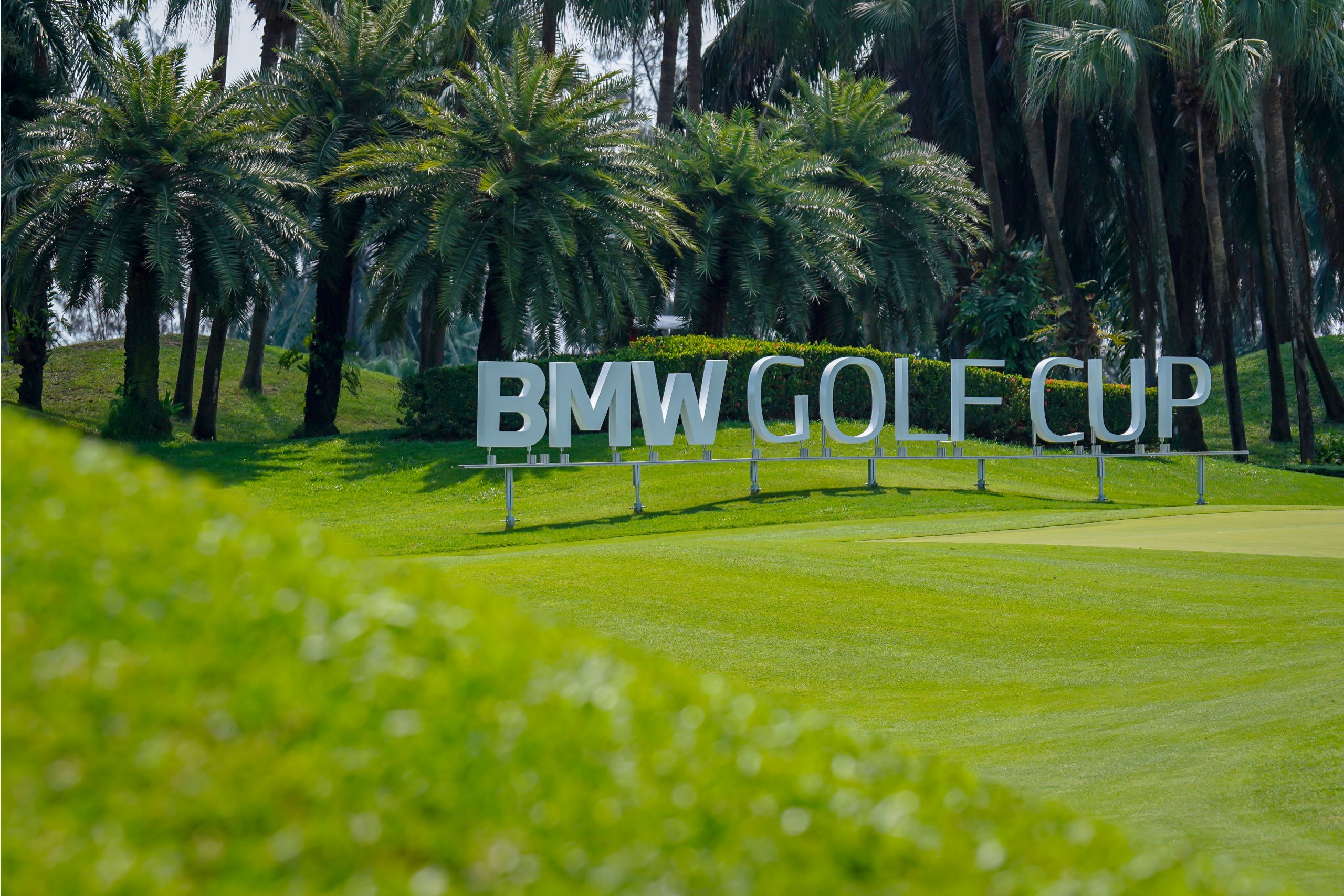 Zwei Golfspieler beim Abschlag