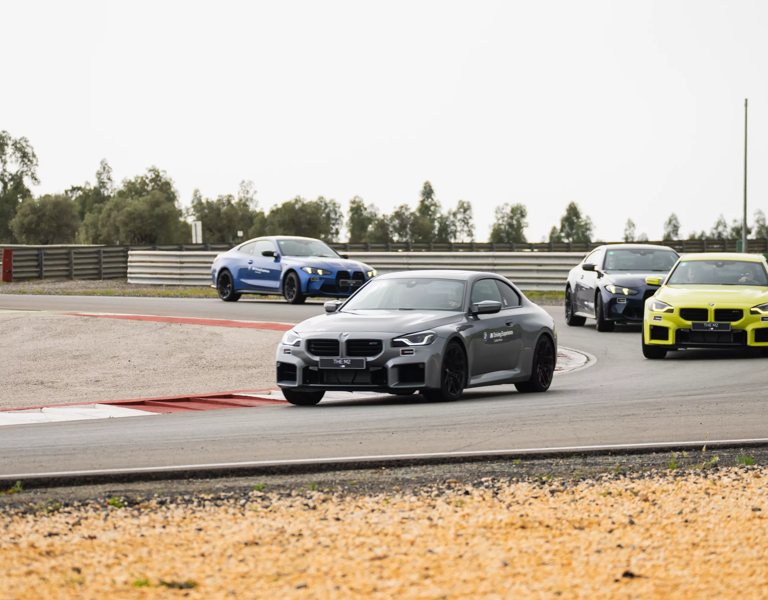 BMW em ação na pista durante o curso BMW M Driving Experience
