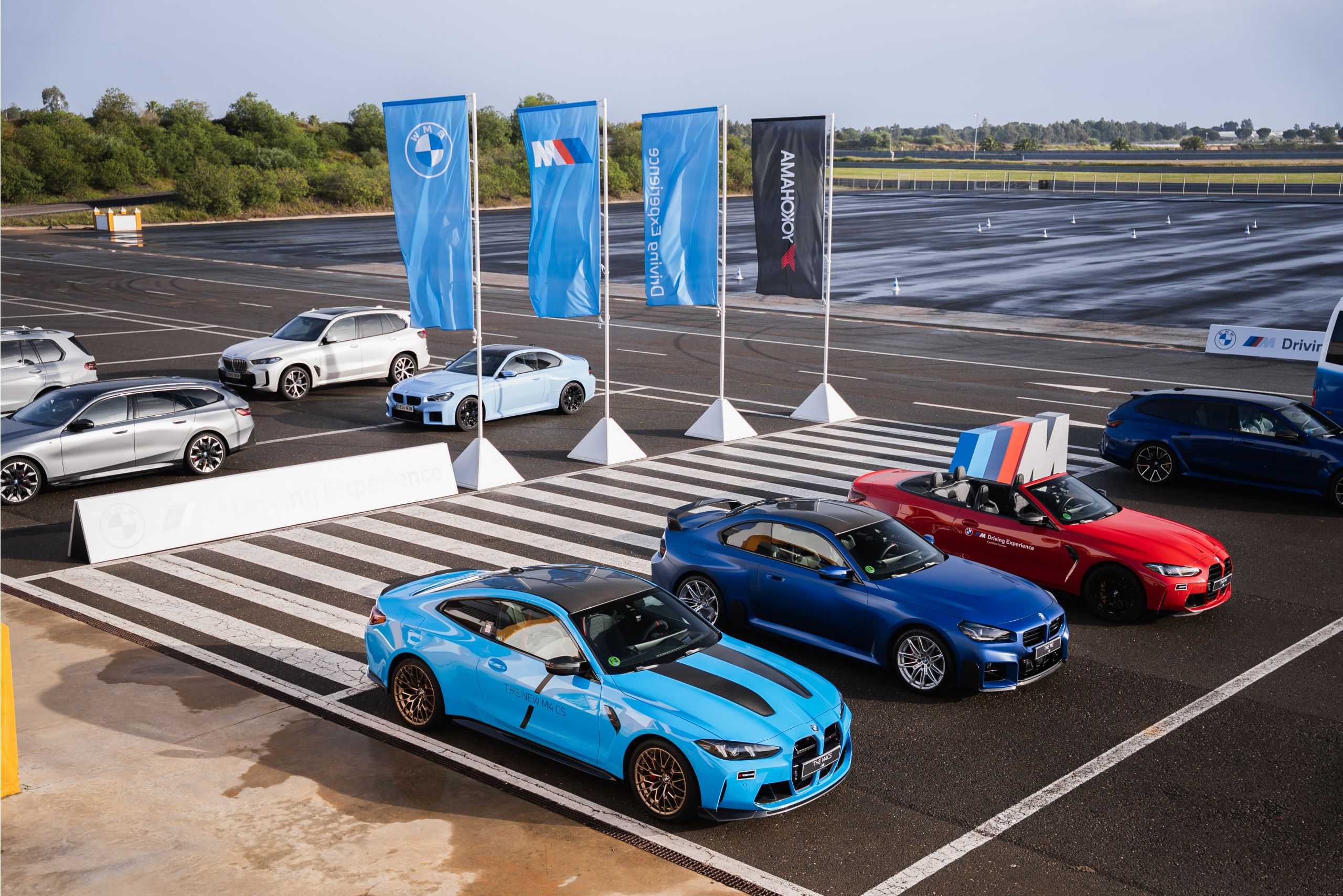 BMW em ação na pista durante o curso BMW M Driving Experience