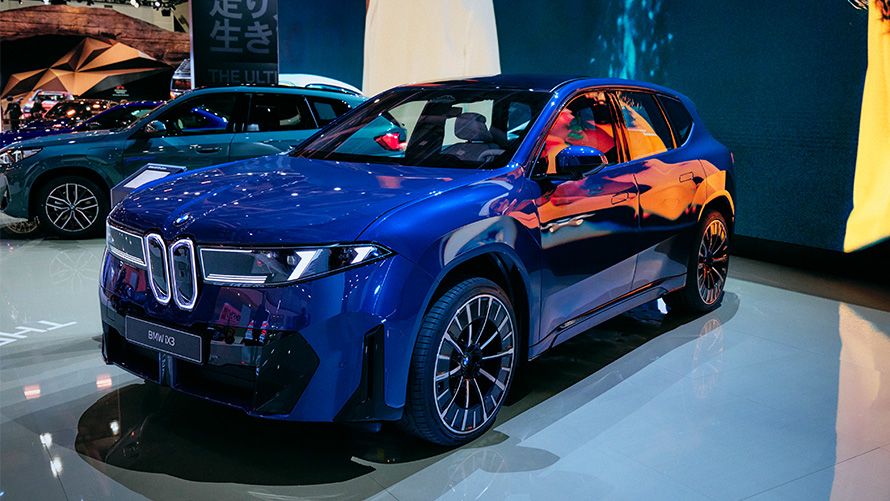 「ジャパンモビリティショー 2025」の会場で披露された新型「iX3」。次なる新しいBMWファミリーの代表となるモデルだ。
