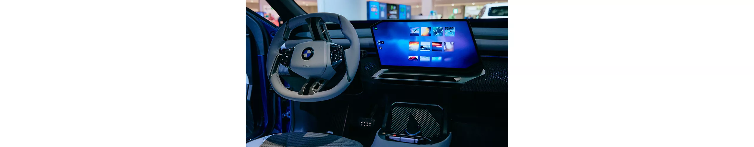 インテリアやユーザーインターフェイス（UI）も全面刷新された。センターディスプレイが斜めになっているのは、ドライバーが運転中でも操作しやすいことを意識したデザインだからだ。