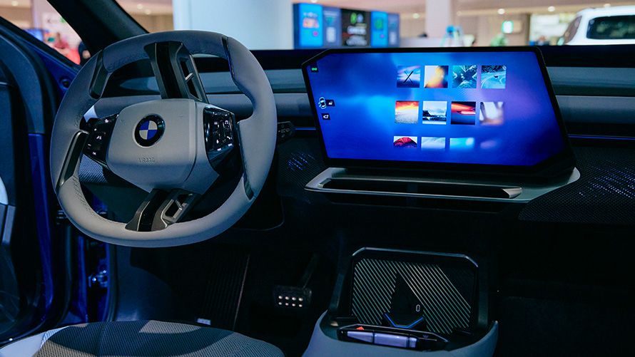 インテリアやユーザーインターフェイス（UI）も全面刷新された。センターディスプレイが斜めになっているのは、ドライバーが運転中でも操作しやすいことを意識したデザインだからだ。