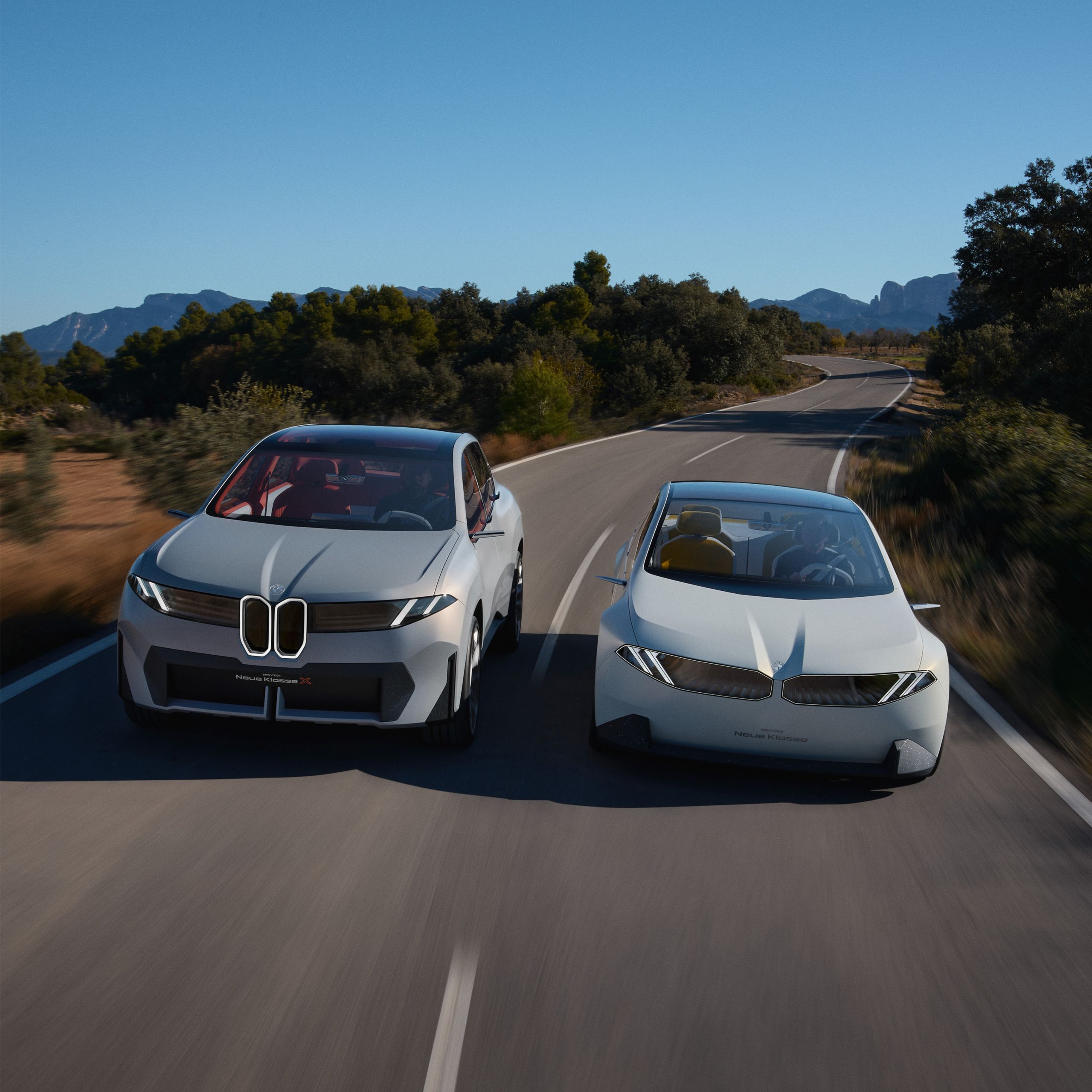 BMWが2024年に発表した電気自動車（EV）のコンセプトモデル「BMW Vision Neue Klasse X」（左）と「BMW Vision Neue Klasse」（右）。
