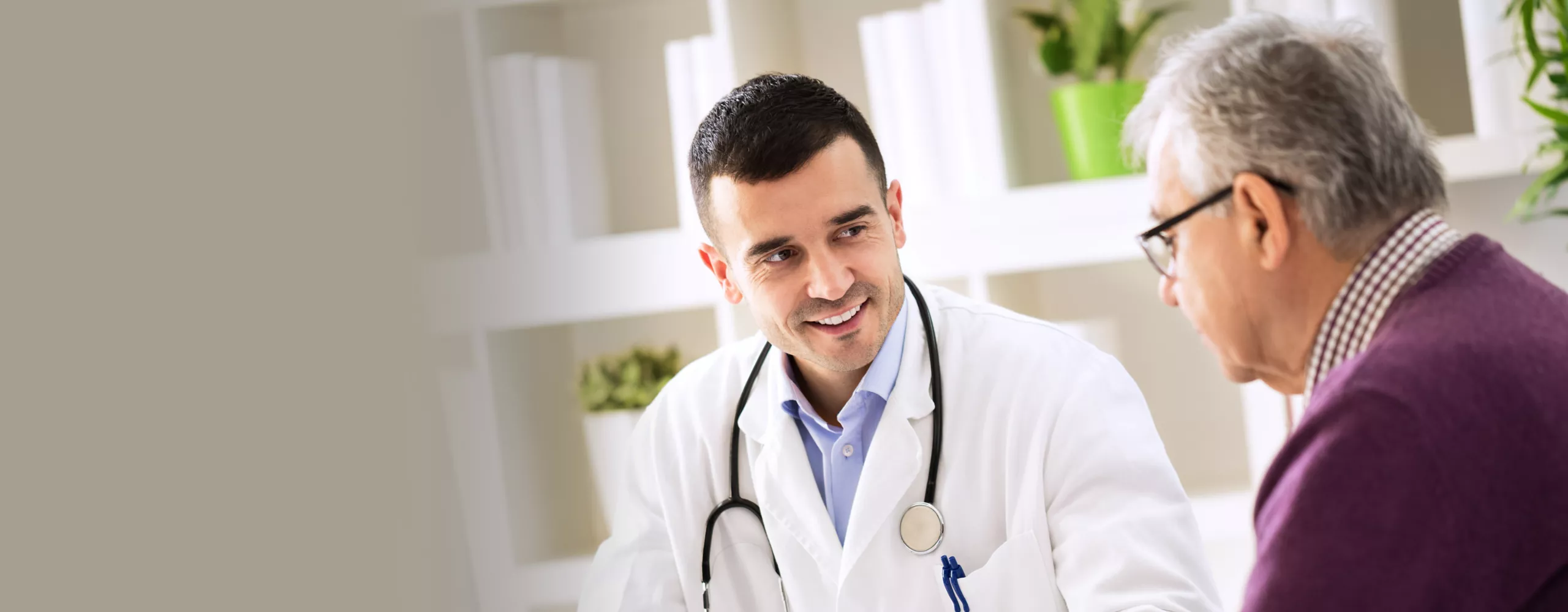 Arzt berät Patienten. 