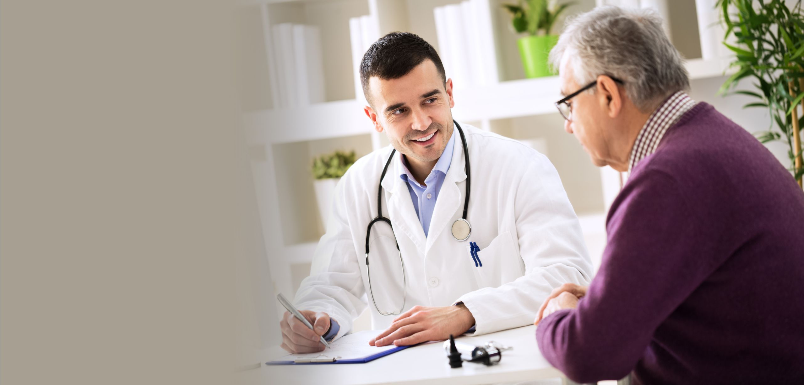Arzt berät Patienten. 