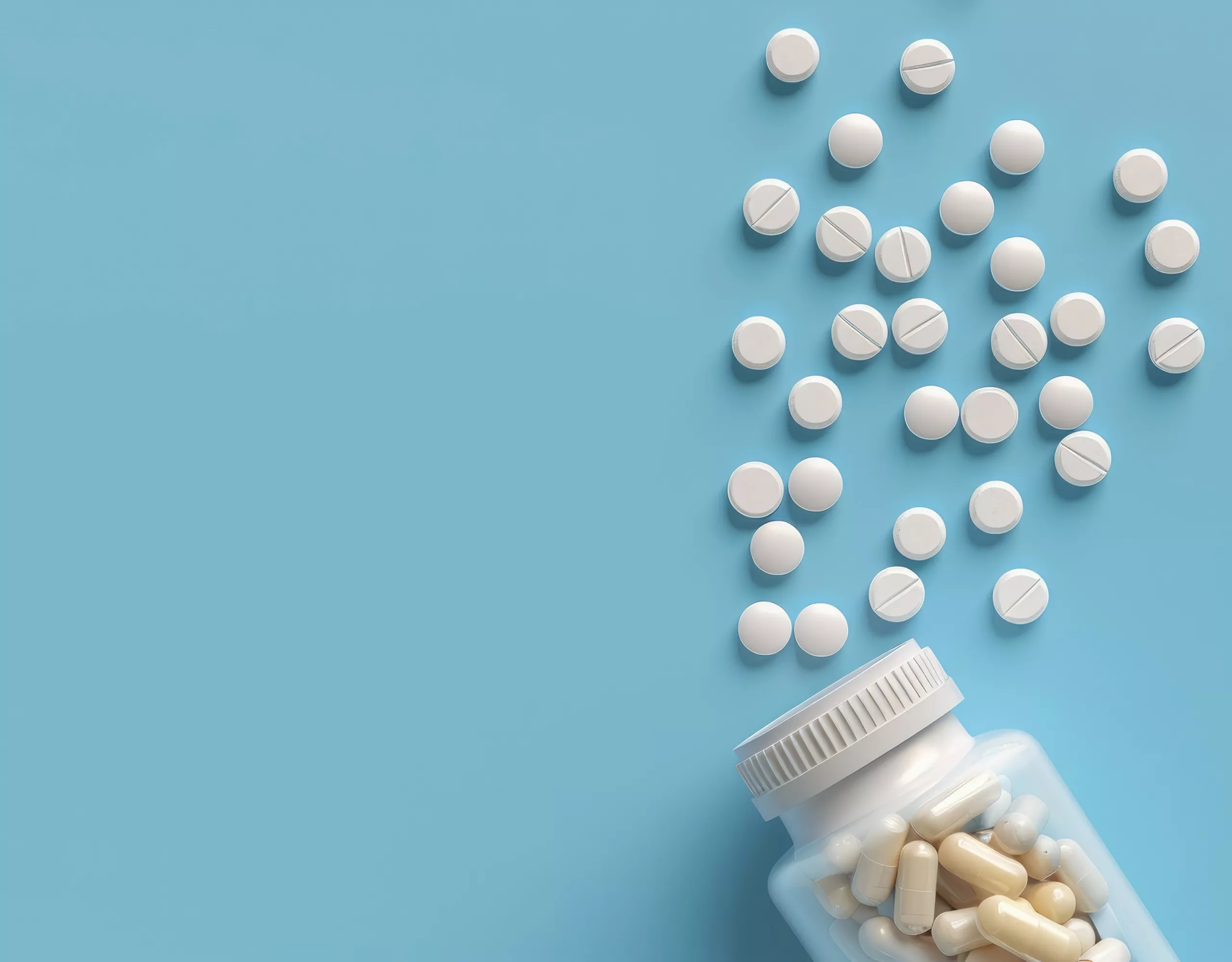 Person hält Tabletten in der Hand