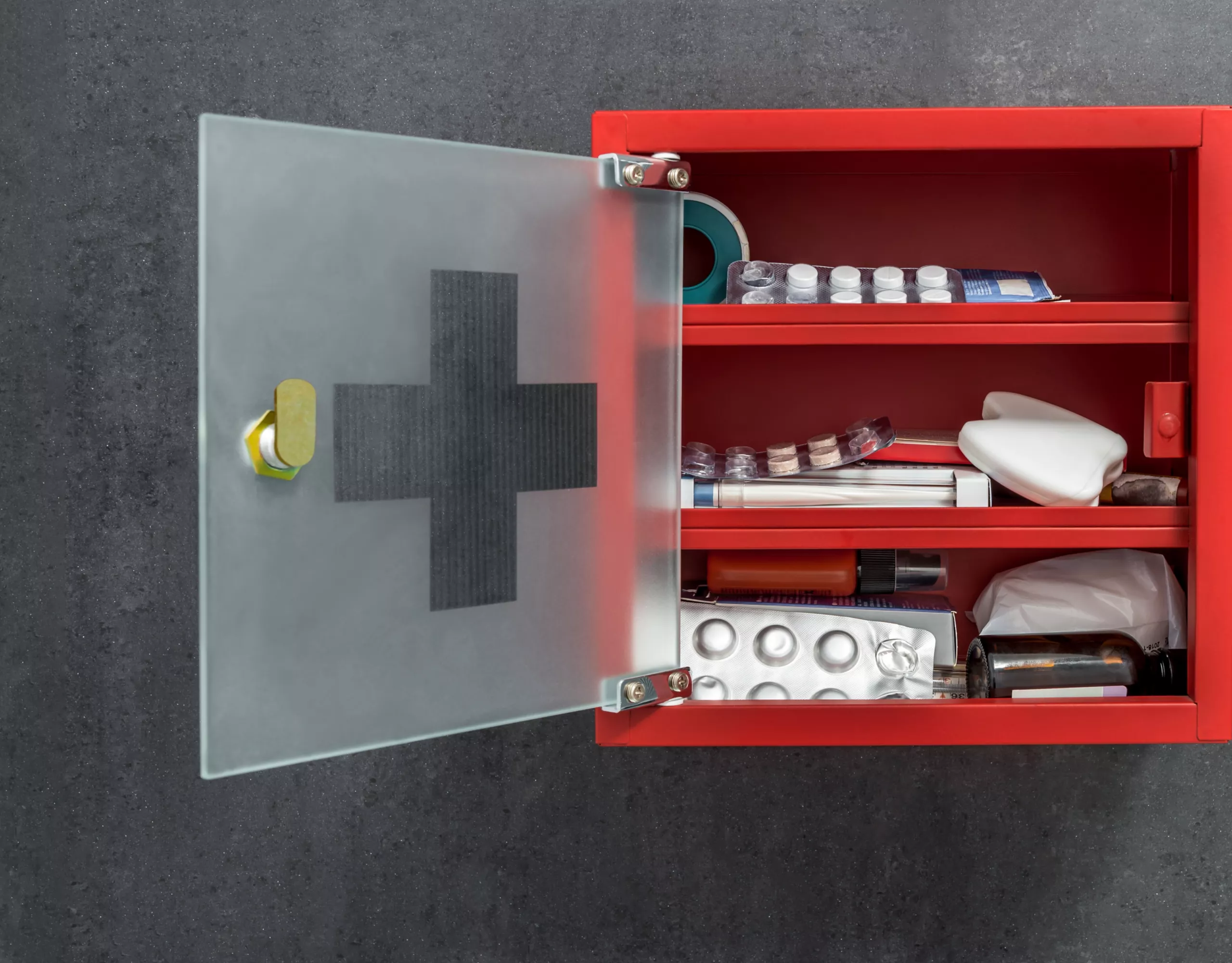 Geöffneter Medikamentenschrank
