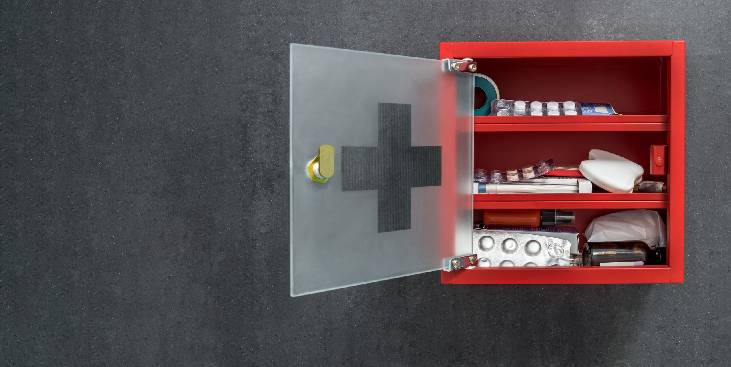 Geöffneter Medikamentenschrank