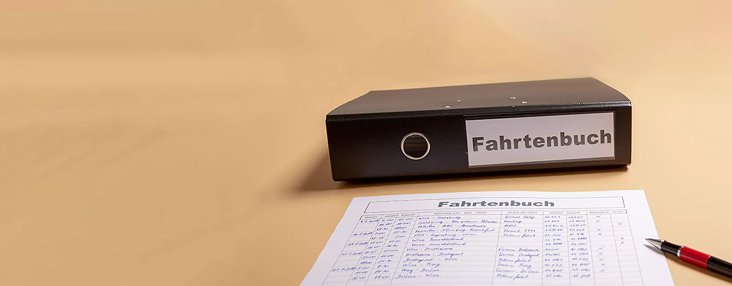 Fahrtenbuch liegt neben einer Liste