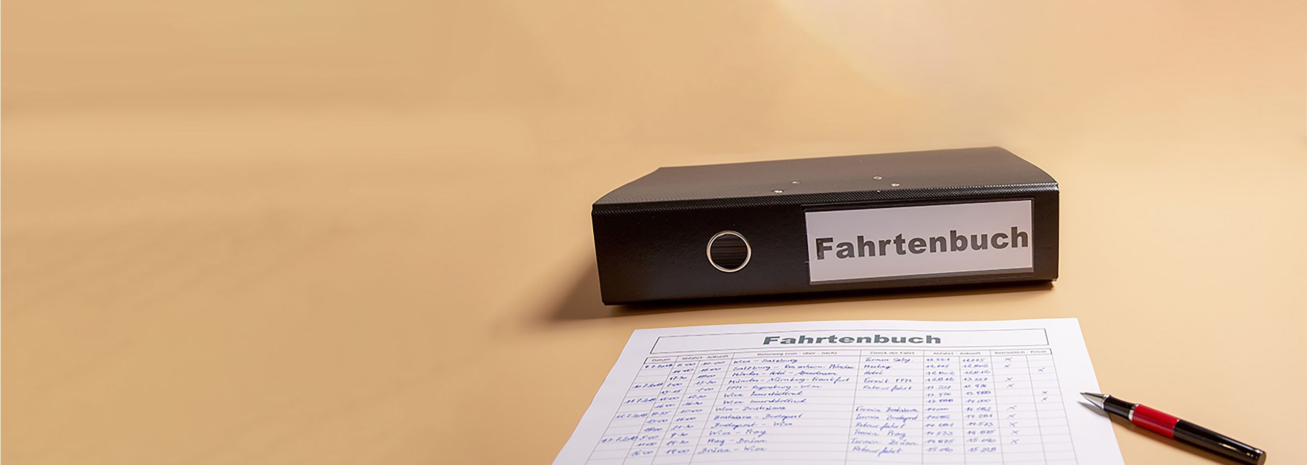 Fahrtenbuch liegt neben einer Liste