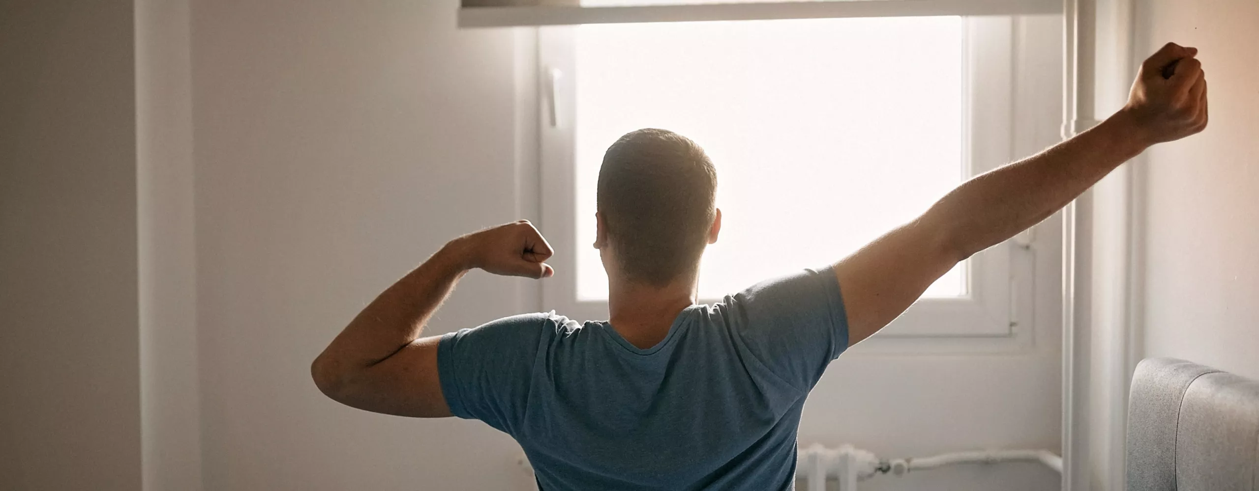 Paar schläft im Bett