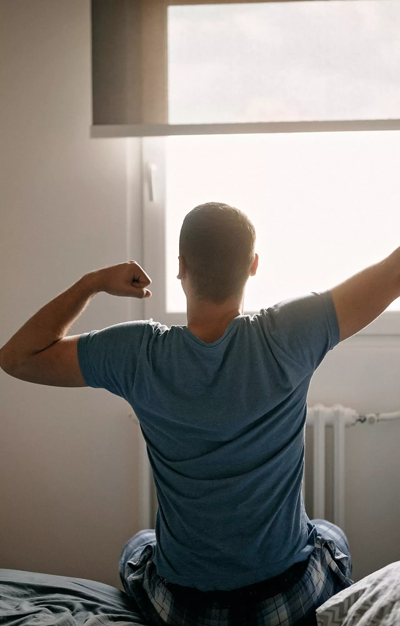 Paar schläft im Bett