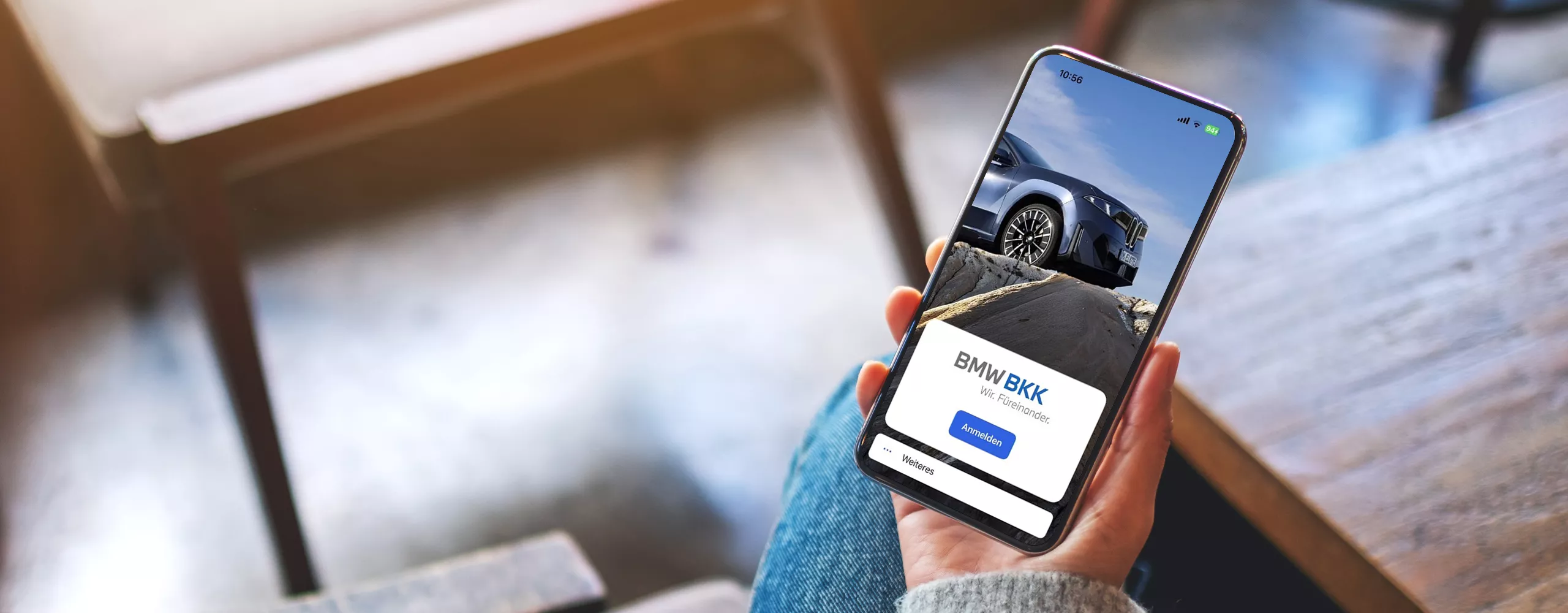 Handy mit geöffneter BMW BKK App