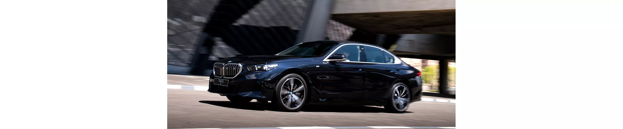 BMW i5搭載第五代eDrive電能科技具備暢快動力反應，更與BMW一貫的操控設定完美