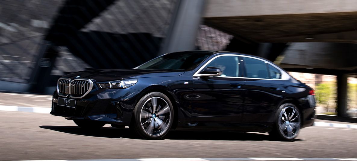 BMW i5搭載第五代eDrive電能科技具備暢快動力反應，更與BMW一貫的操控設定完美