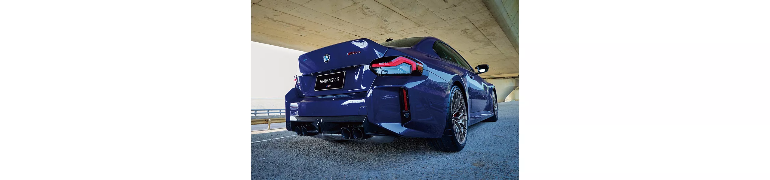 BMW M2 CS的同色鴨尾，是向利曼賽車致敬的特徵，以經典賽道元素彰顯其競技基因