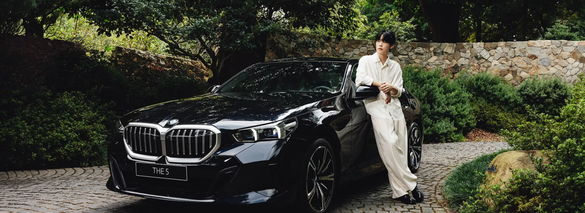 簡伯諭開著全新BMW 5系列豪華房車駛入通往「寶元紀之丘」的蜿蜒山道，帶領自己抵達了目的地，也是持續探索、回歸自我的旅程