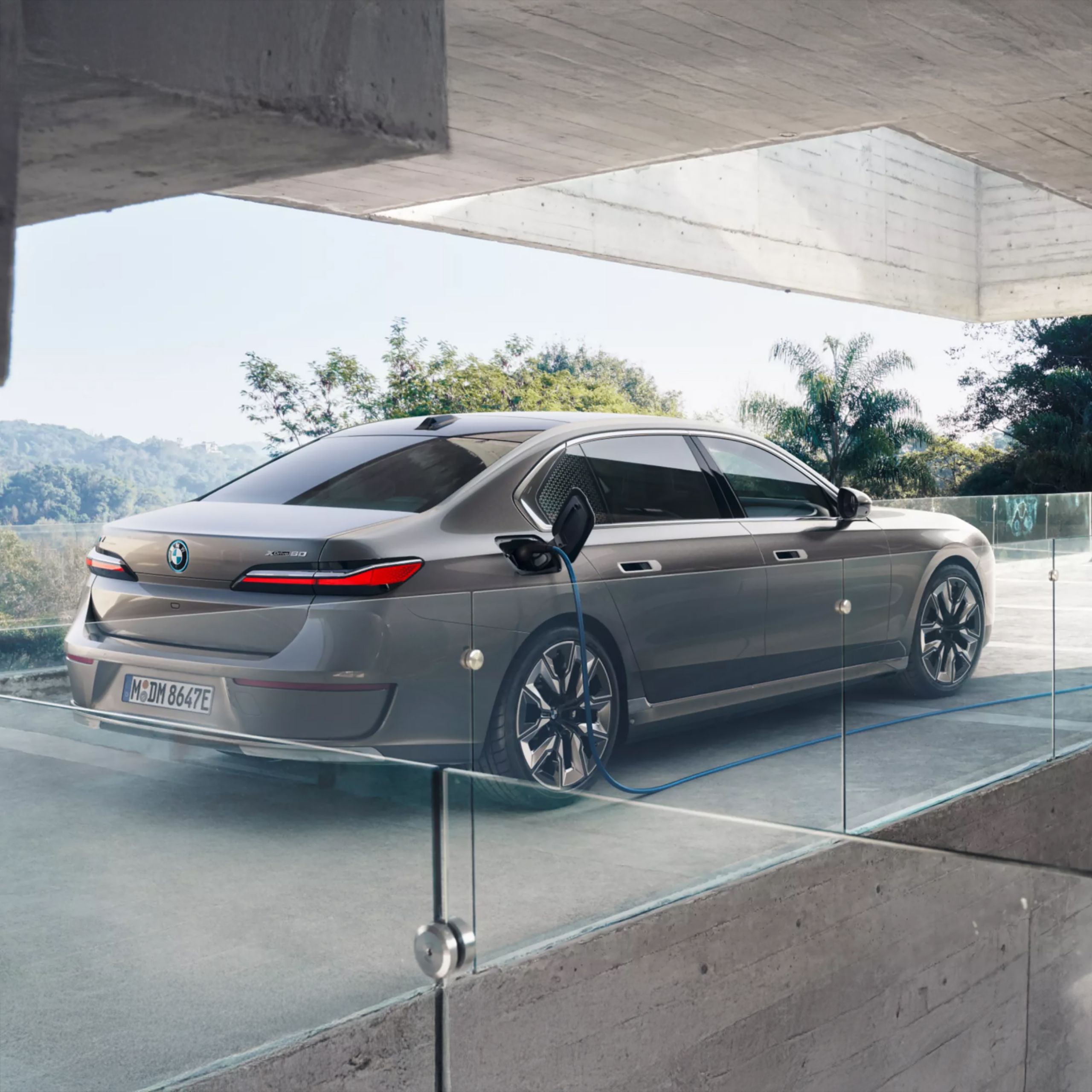 BMW i7純電豪華旗艦，壁掛式充電