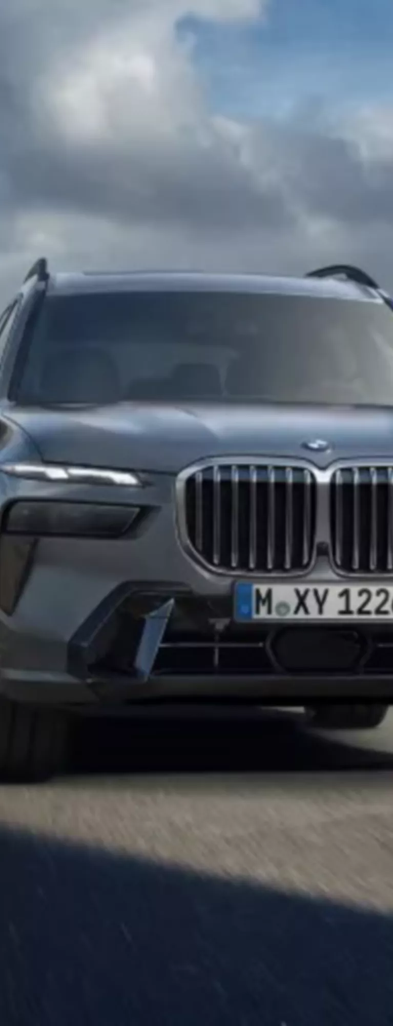 BMW X7，正裝男子走離車輛