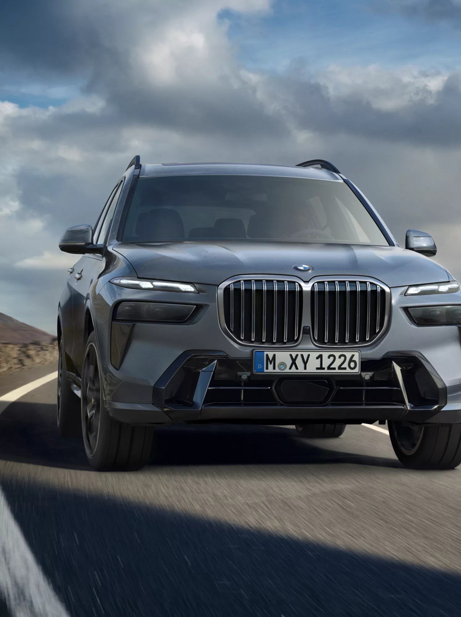 BMW X7，正裝男子走離車輛