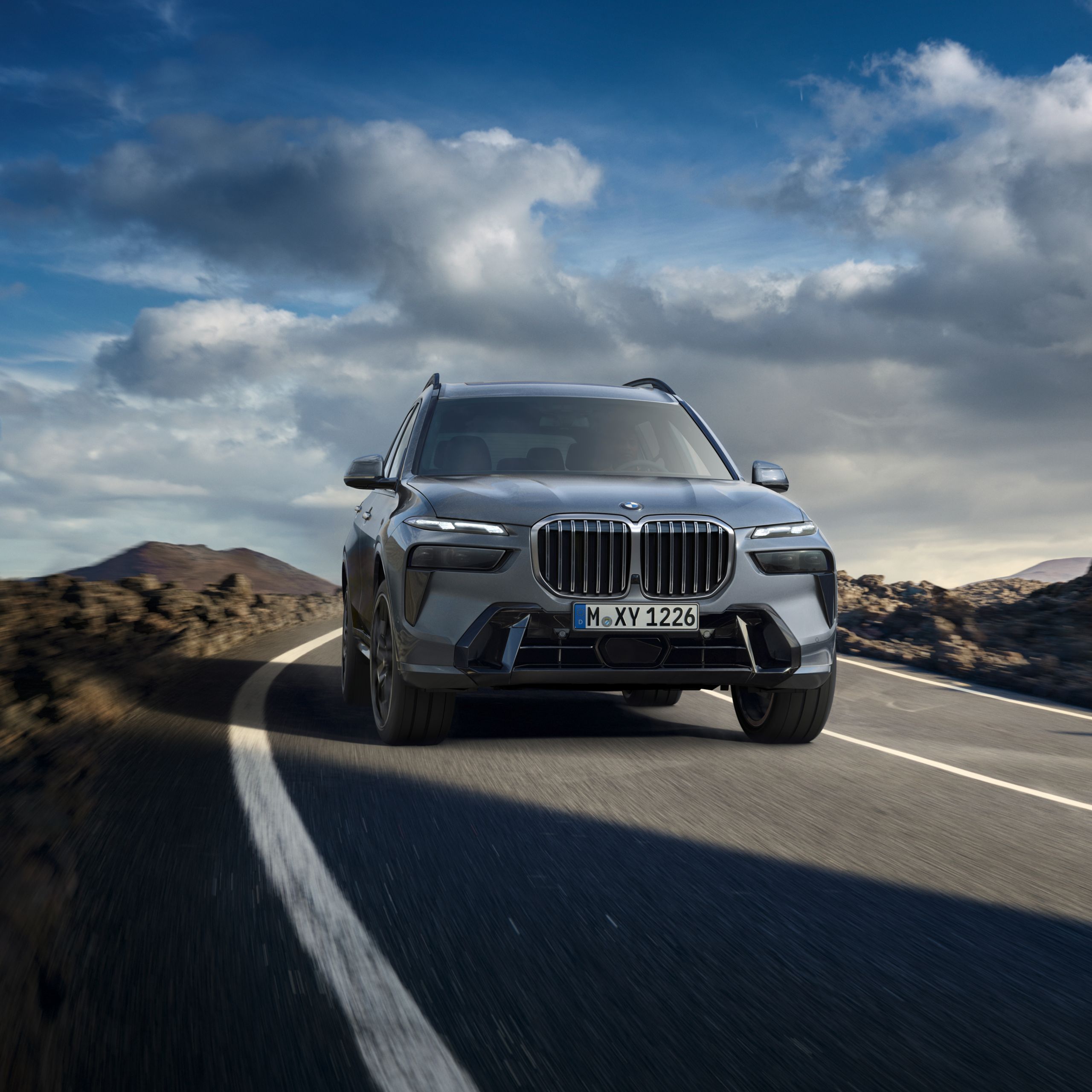 BMW X7，正裝男子走離車輛