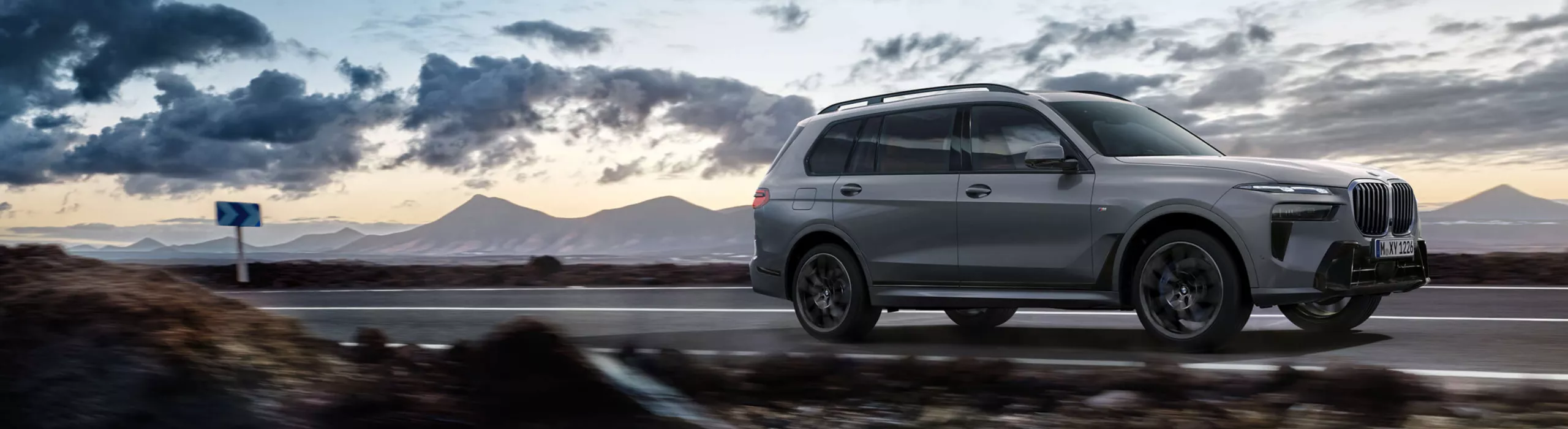 BMW X7，佇立於石頭山旁的平台前